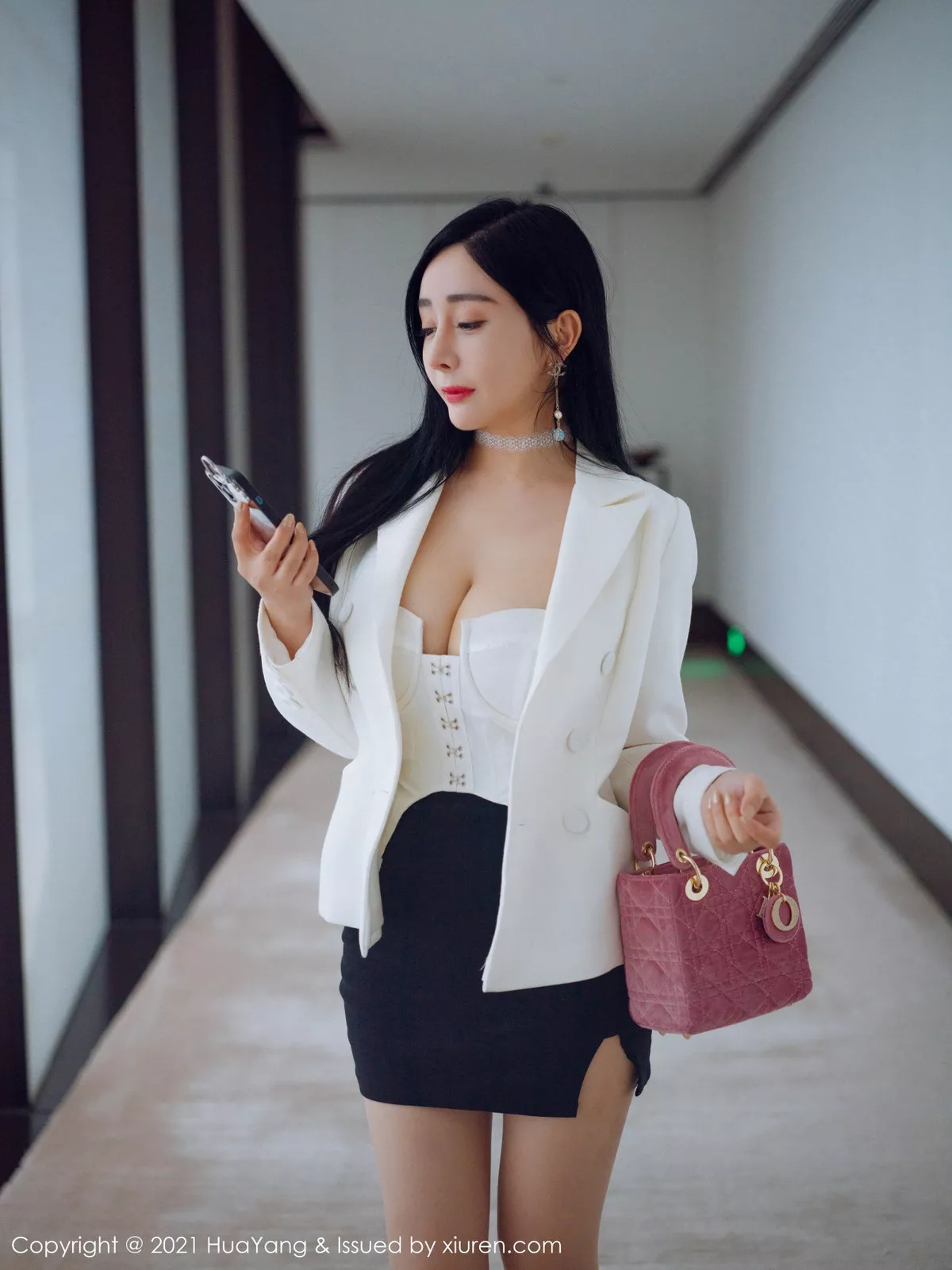 Xgyw.Org_[HuaYang花漾]Vol.381_嫩模允爾厦门旅拍经典职场制服主题半脱露傲人豪乳诱惑写真46P