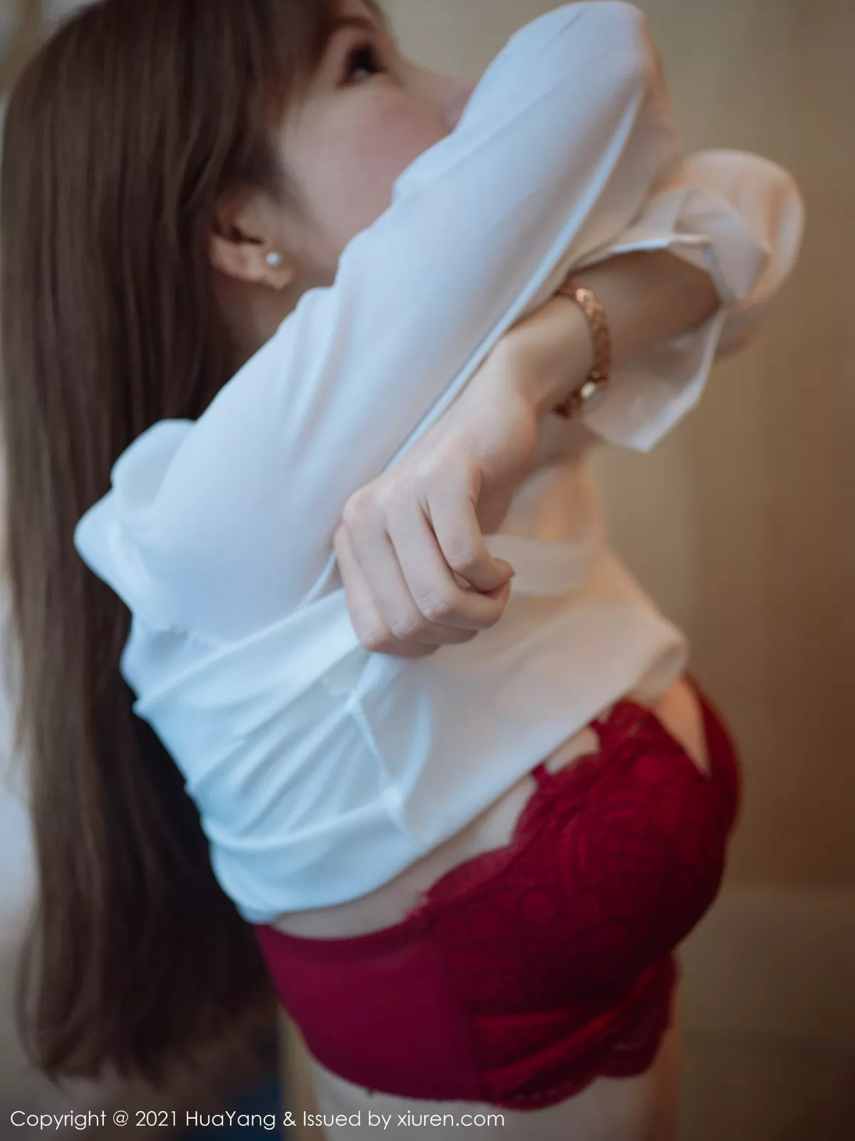 Xgyw.Org_[HuaYang花漾]Vol.397_女神周于希Sandy厦门旅拍私房白色浴袍半脱秀豪乳诱惑写真75P