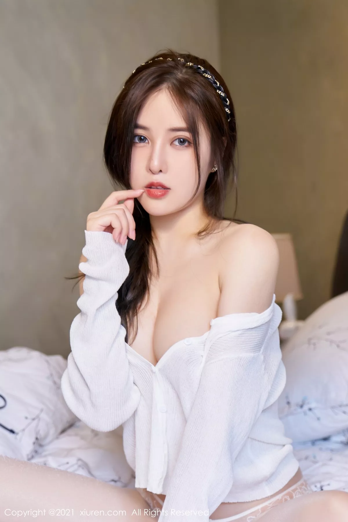 Xgyw.Org_XiuRen第3419期_嫩模韩静安私房床上半脱露白丝裤袜蕾丝内裤撩人诱惑写真67P