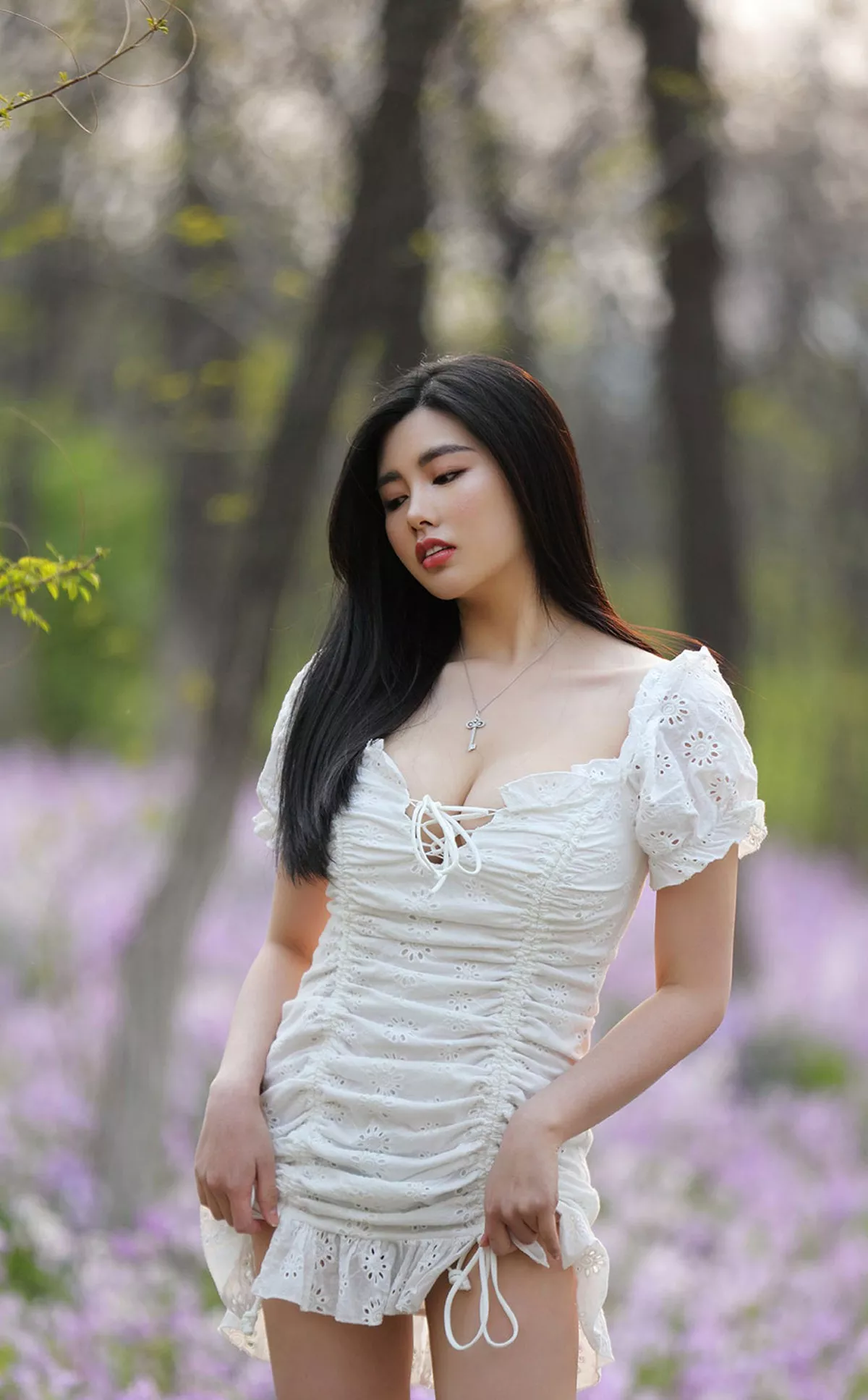 Xgyw.Org_[Ugirls爱尤物]No.2099_女神娜露户外低胸连身裙+室内性感内衣秀完美身材诱惑写真35P