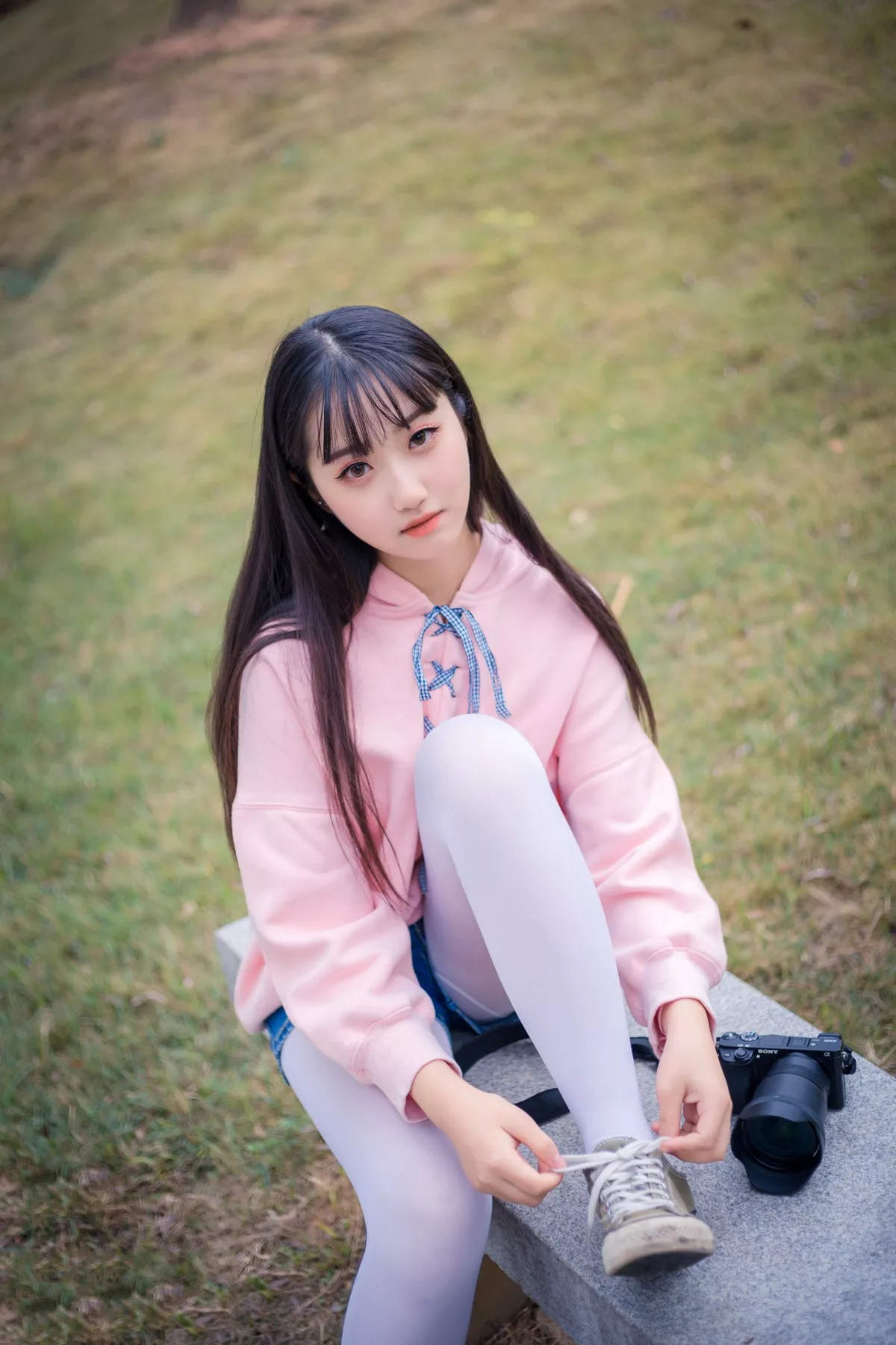 Xgyw.Org_[喵糖映画]Vol.420_粉色外套美女户外性感牛仔短裤配白丝裤袜秀美腿诱惑写真37P