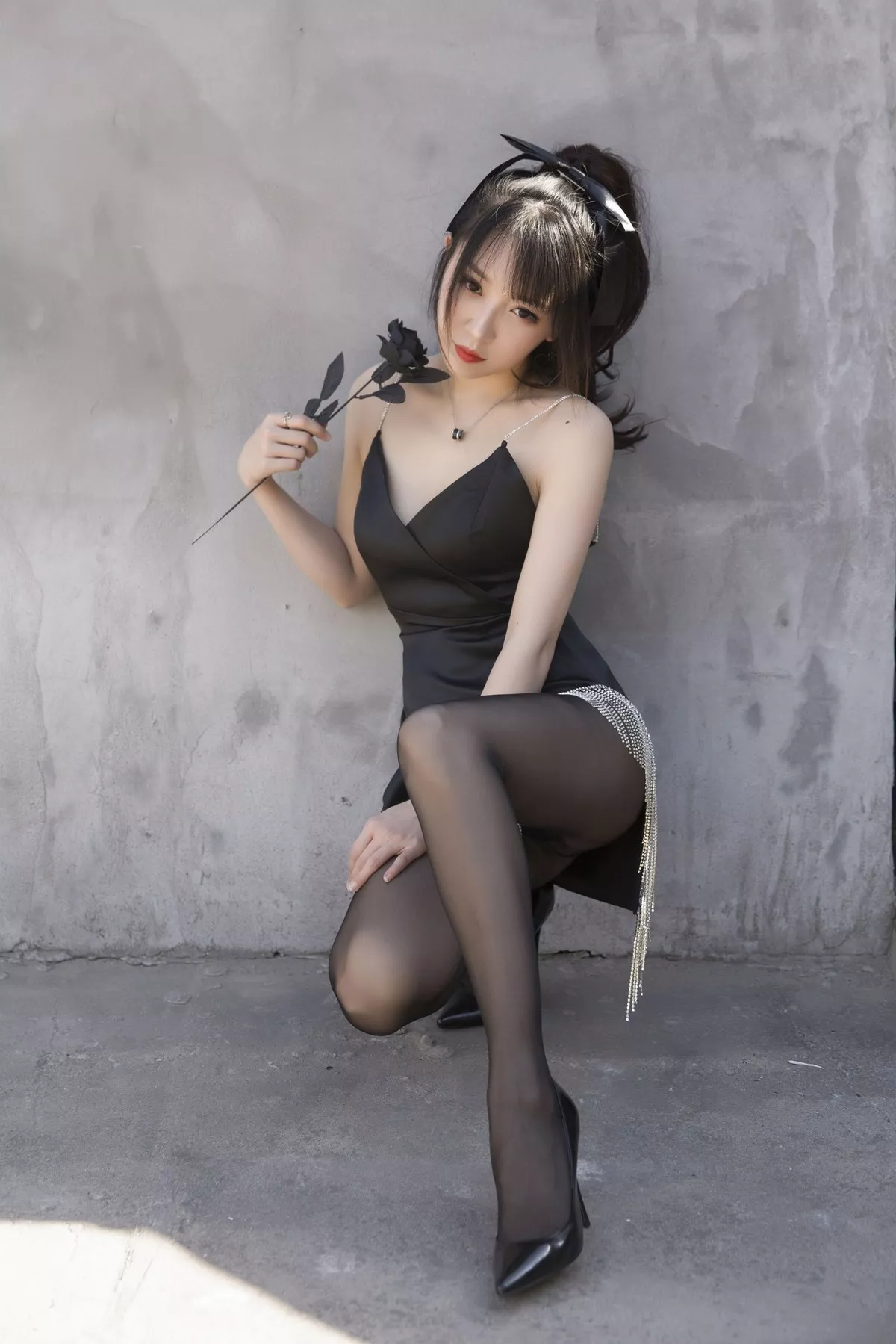 Xgyw.Org_斗鱼主播小女巫露娜黑色流苏主题户外黑色吊裙配黑丝裤袜秀翘臀美腿诱惑写真32P