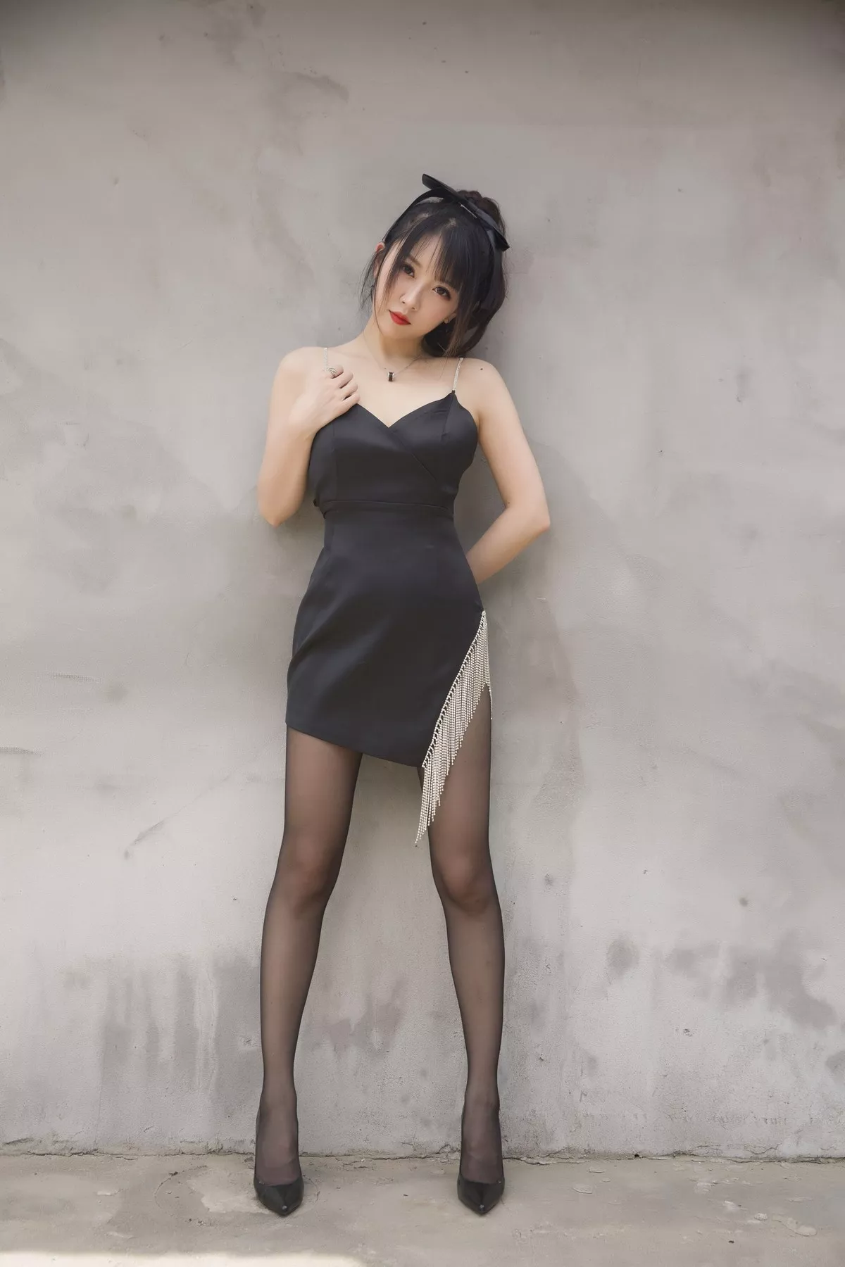Xgyw.Org_斗鱼主播小女巫露娜黑色流苏主题户外黑色吊裙配黑丝裤袜秀翘臀美腿诱惑写真32P