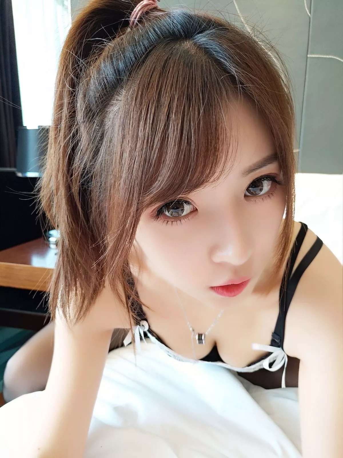 Xgyw.Org_斗鱼主播小女巫露娜黑色吊带裙主题床上低胸裙配黑丝裤袜秀美腿诱惑写真36P