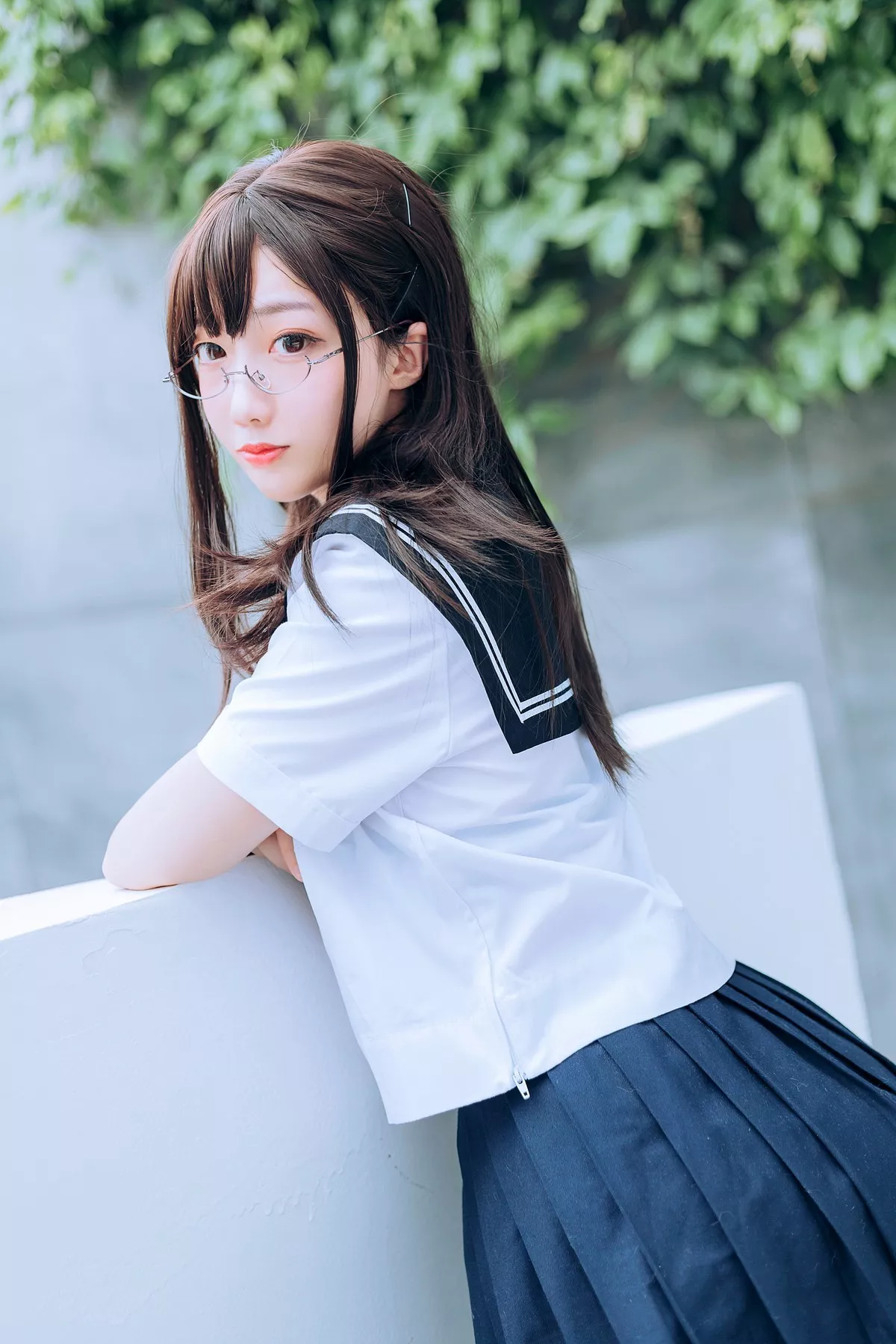 Xgyw.Org_[喵糖映画]Vol.446_眼镜美少女户外草坪上性感白色JK服饰露白嫩美腿诱惑写真36P