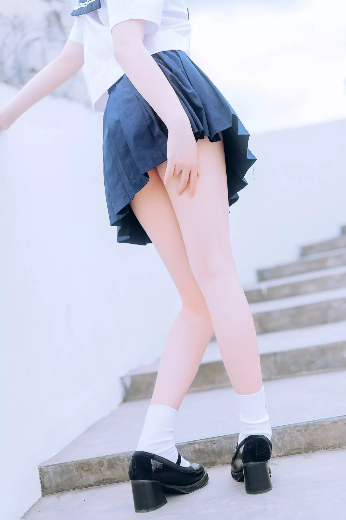 Xgyw.Org_[喵糖映画]Vol.446_眼镜美少女户外草坪上性感白色JK服饰露白嫩美腿诱惑写真36P