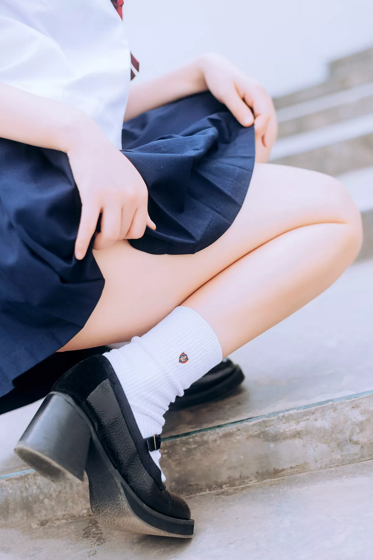 Xgyw.Org_[喵糖映画]Vol.446_眼镜美少女户外草坪上性感白色JK服饰露白嫩美腿诱惑写真36P
