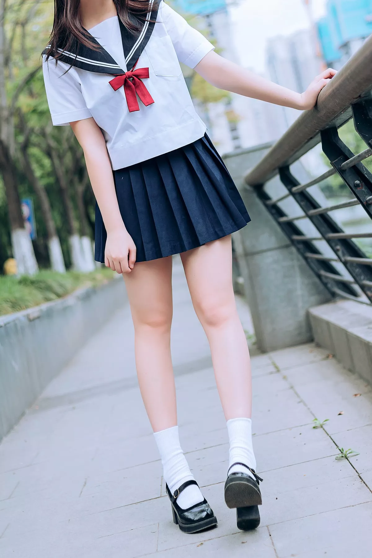 Xgyw.Org_[喵糖映画]Vol.446_眼镜美少女户外草坪上性感白色JK服饰露白嫩美腿诱惑写真36P