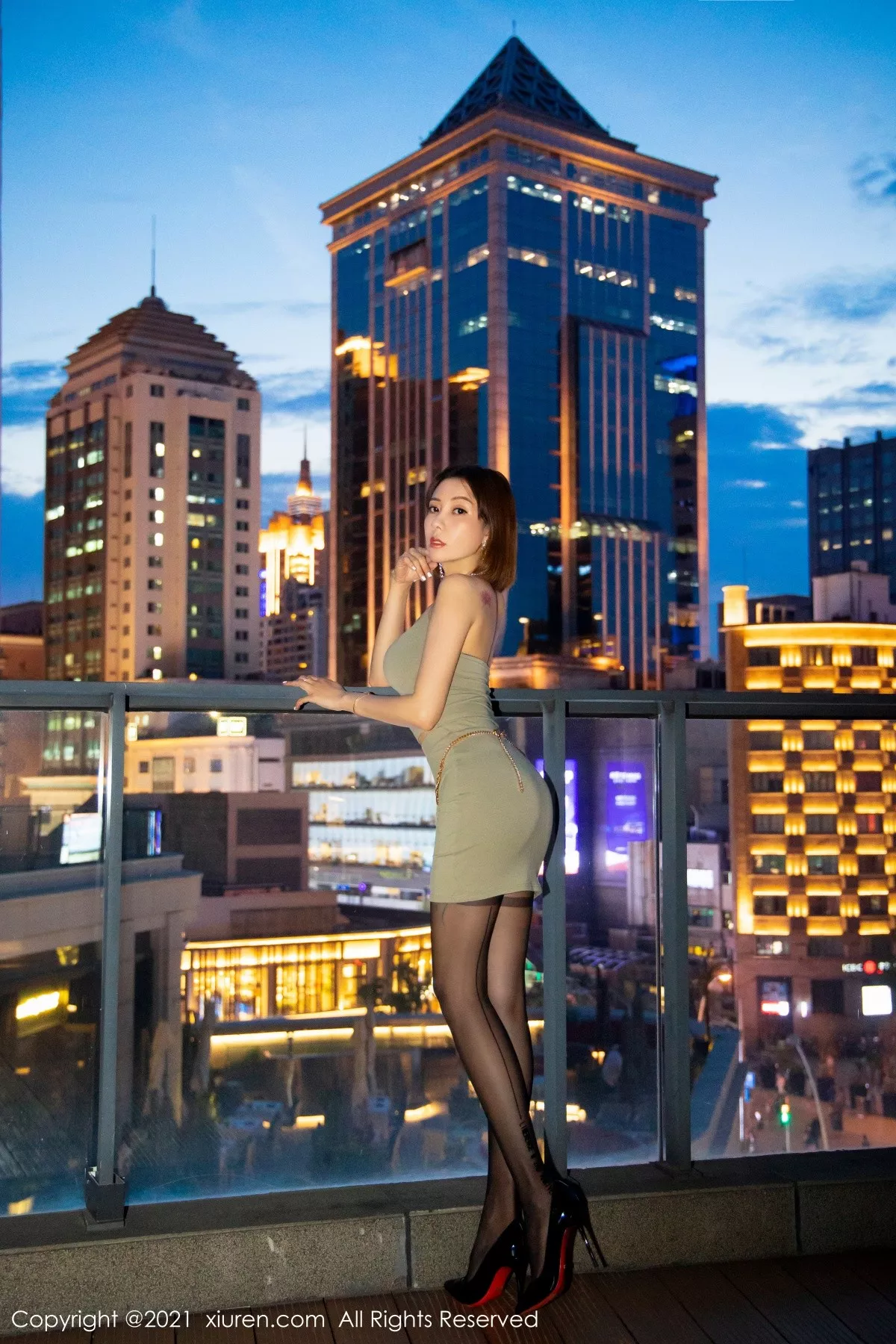Xgyw.Org_XiuRen第3683期_性感御姐果儿Victoria北京旅拍半脱黑丝裤袜露豹纹内裤诱惑写真62P
