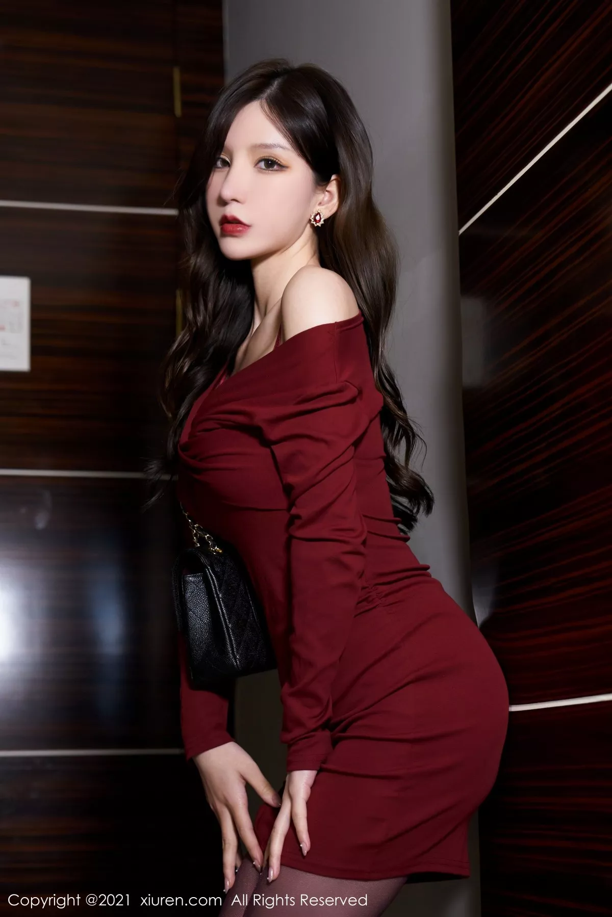 Xgyw.Org_XiuRen第3686期_女神周于希Sandy猩红连身裙半脱露性感内衣秀丰满身材诱惑写真66P