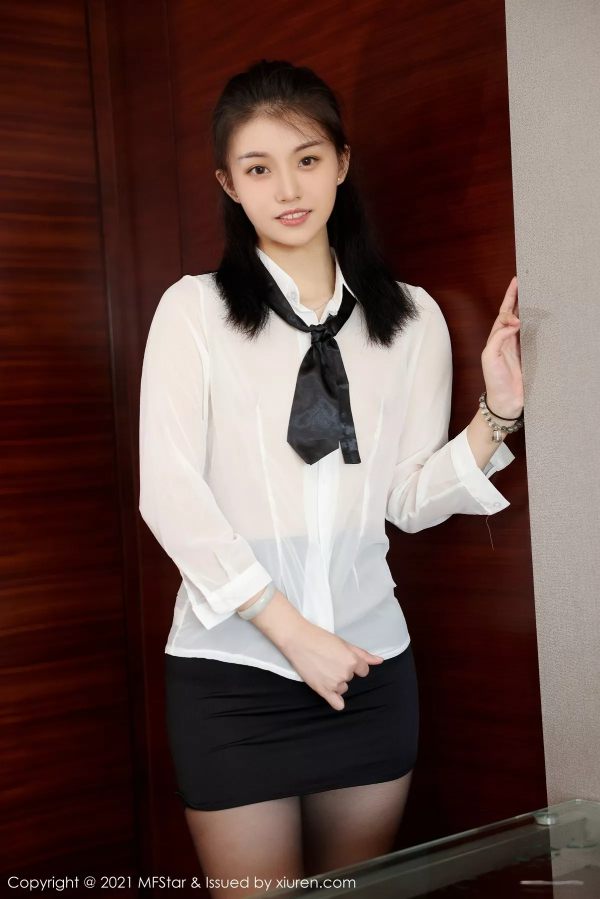 Xgyw.Org_[MFStar模范学院]Vol.523_模特一颗甜蛋黄a性感白衬衣配黑短裙超薄黑丝裤袜极致魅惑写真45P
