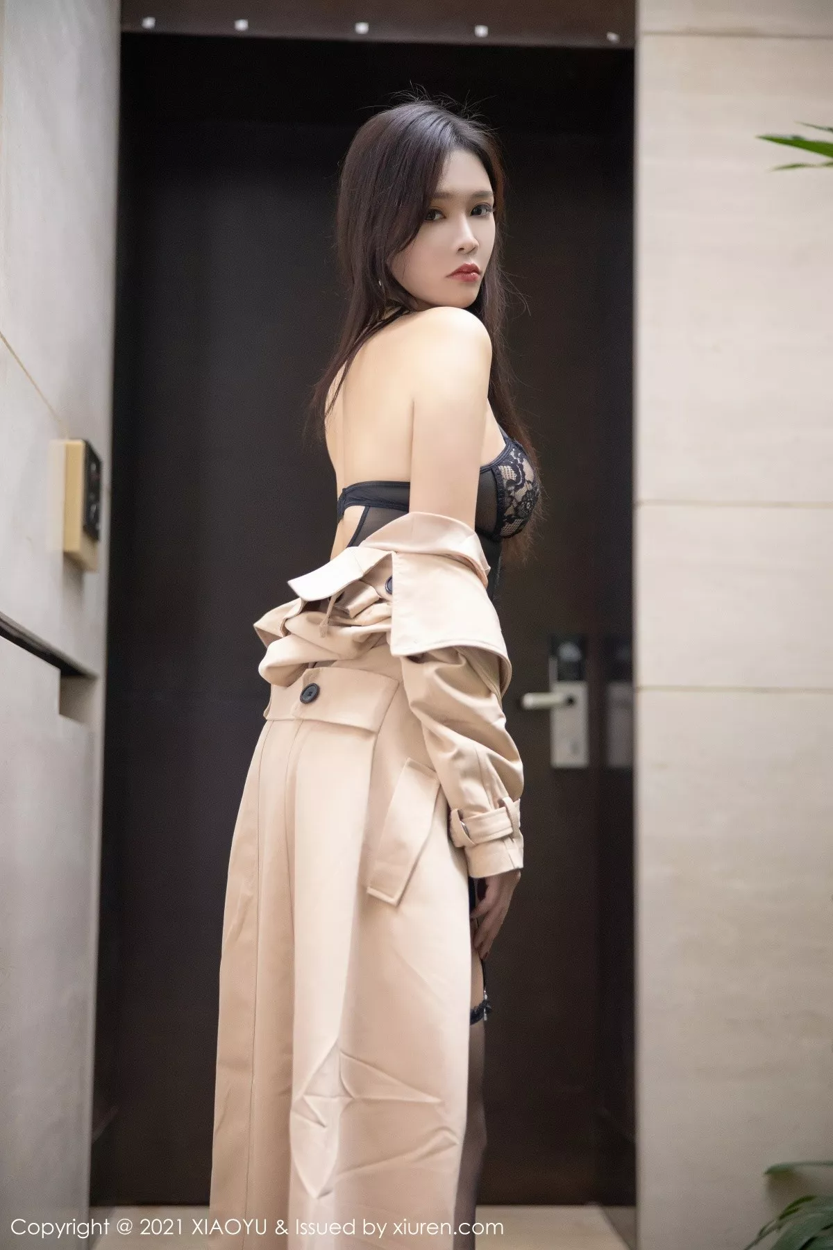 Xgyw.Org_[XiaoYu画语界]Vol.596_模特娜比户外优雅风衣露缕空蕾丝内衣秀凹凸别致身材诱惑写真56P