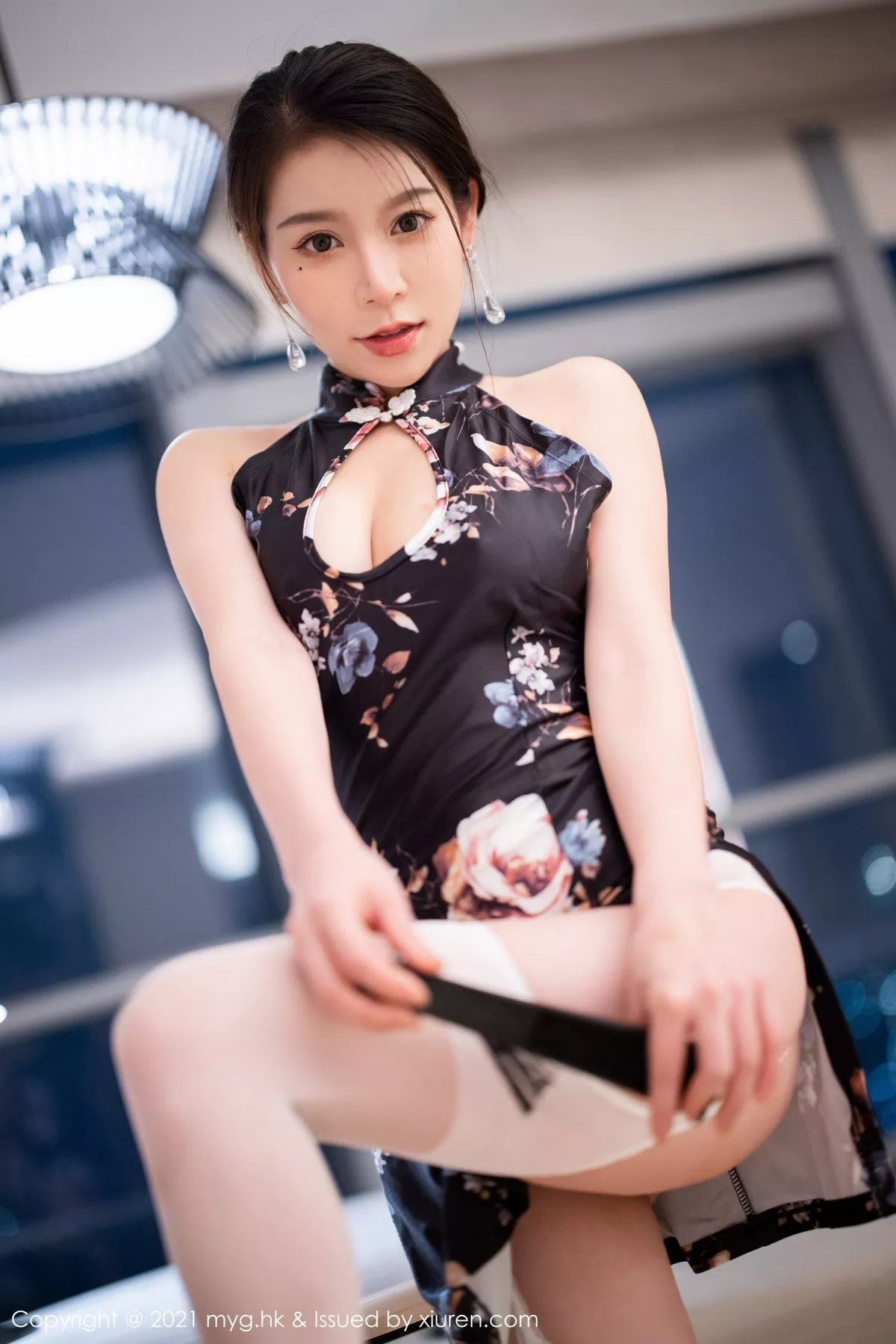 Xgyw.Org_[MyGirl美媛馆]Vol.580_模特vetiver嘉宝贝儿杭州旅拍古韵旗袍配白丝吊袜撩人诱惑写真62P