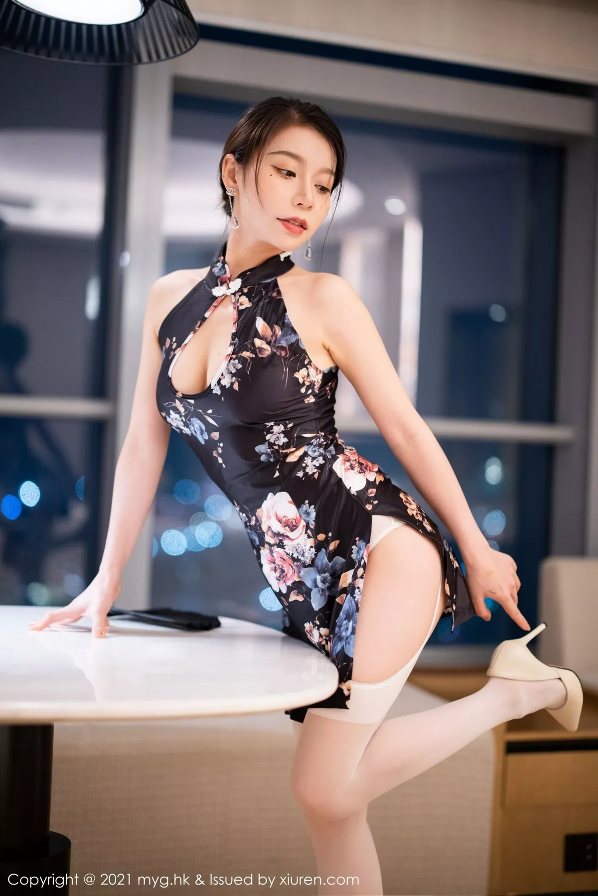 秀人集.com_[MyGirl美媛馆]Vol.580_模特vetiver嘉宝贝儿杭州旅拍古韵旗袍配白丝吊袜撩人诱惑写真62P