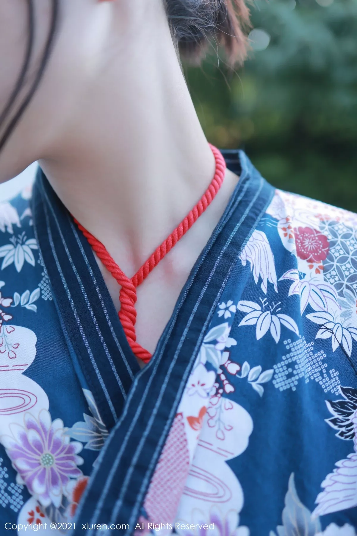 Xgyw.Org_XiuRen第4032期_模特李雅柔大理旅拍户外脱绚丽和服露豪乳血滴子遮点诱惑写真51P