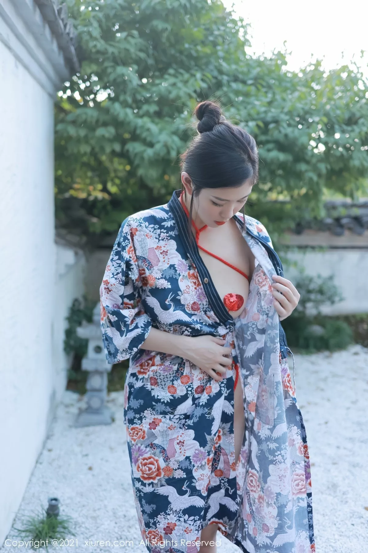 Xgyw.Org_XiuRen第4032期_模特李雅柔大理旅拍户外脱绚丽和服露豪乳血滴子遮点诱惑写真51P