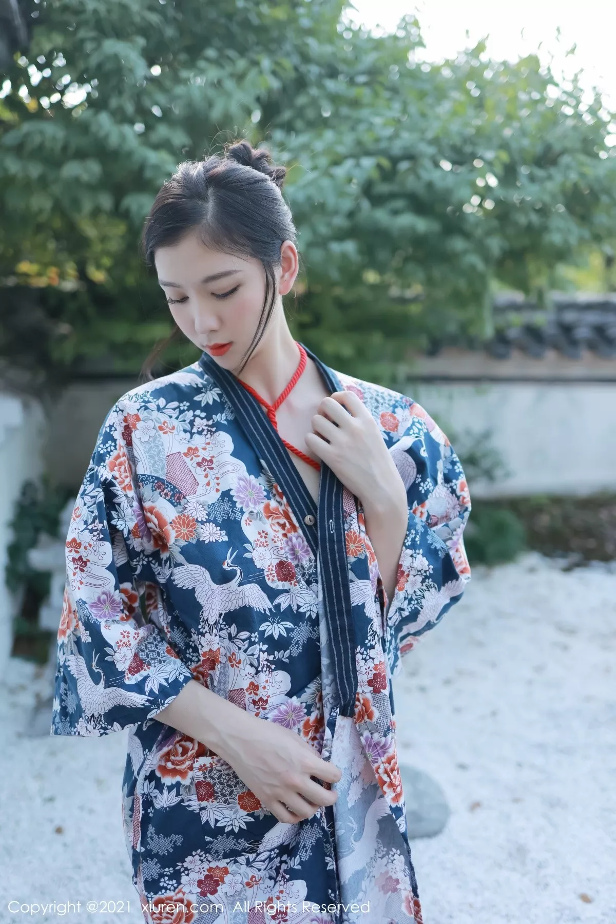 Xgyw.Org_XiuRen第4032期_模特李雅柔大理旅拍户外脱绚丽和服露豪乳血滴子遮点诱惑写真51P