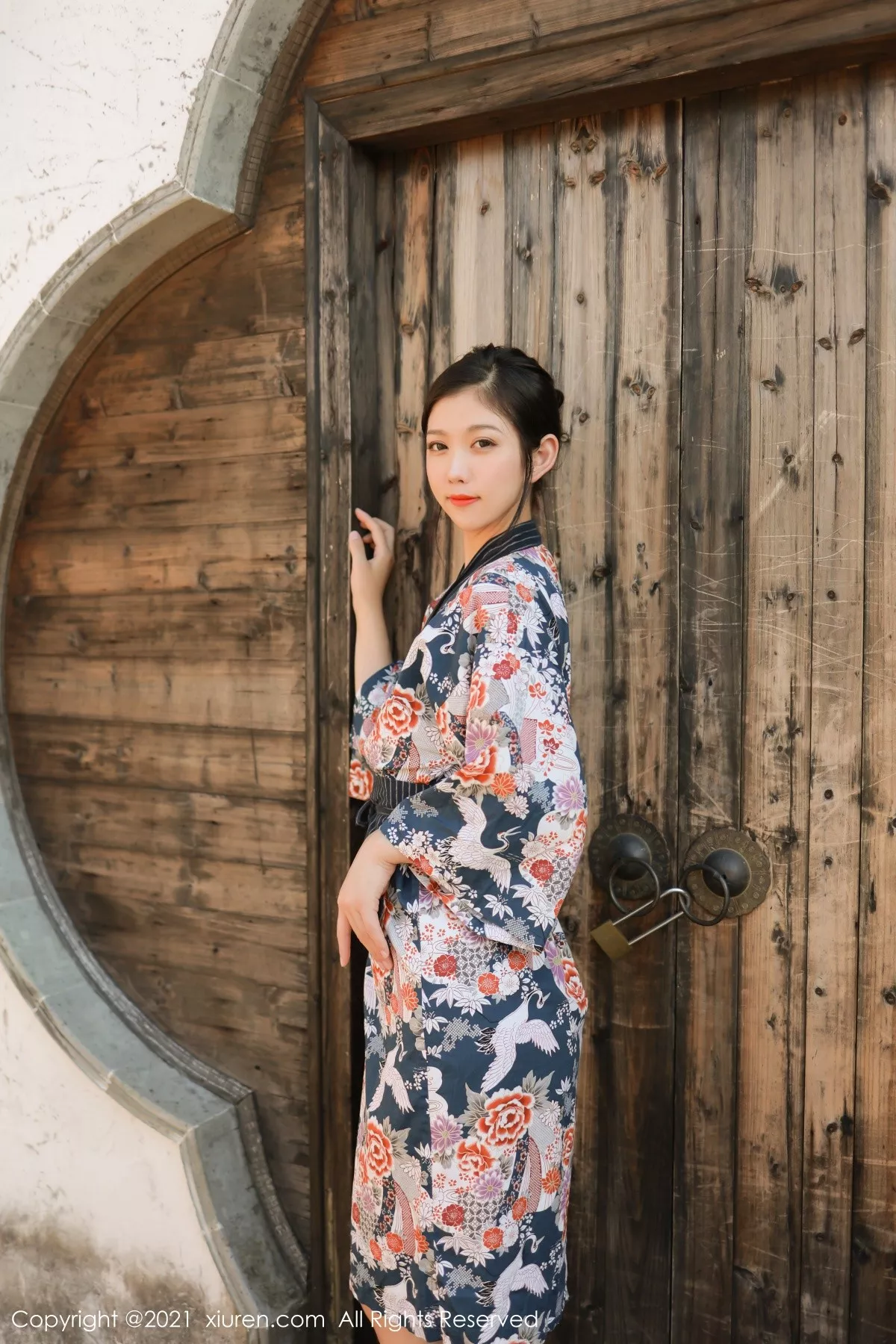 Xgyw.Org_XiuRen第4032期_模特李雅柔大理旅拍户外脱绚丽和服露豪乳血滴子遮点诱惑写真51P