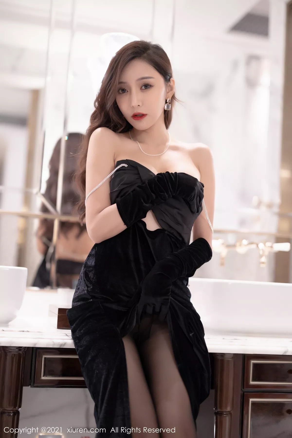 Xgyw.Org_XiuRen第4101期_女神王馨瑶yanni深圳旅拍典雅礼服配无内黑丝秀翘臀诱惑写真57P