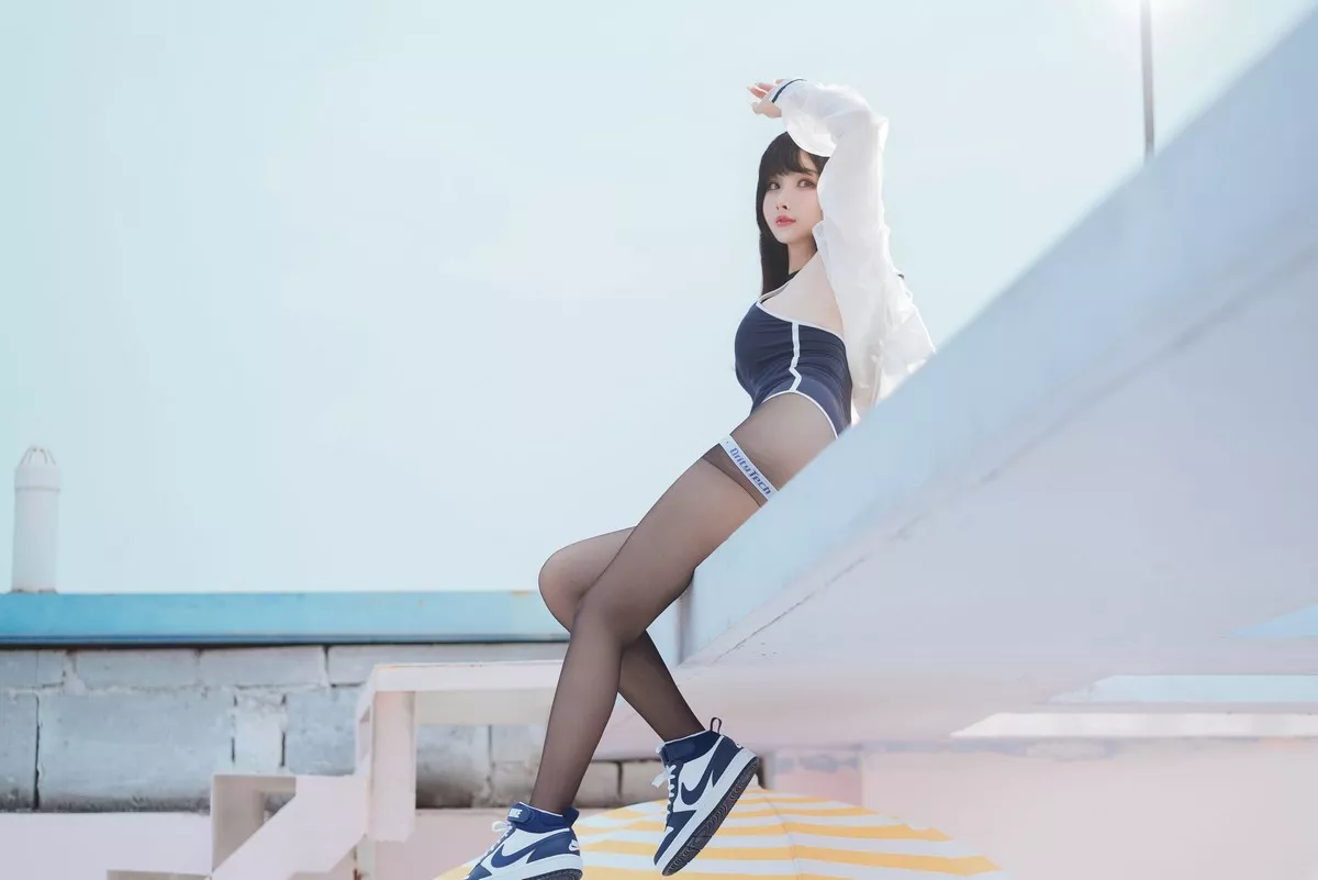Xgyw.Org_网络美女rioko凉凉子天台竞泳主题户外泳池性感连体泳衣配黑丝裤袜湿身诱惑写真50P