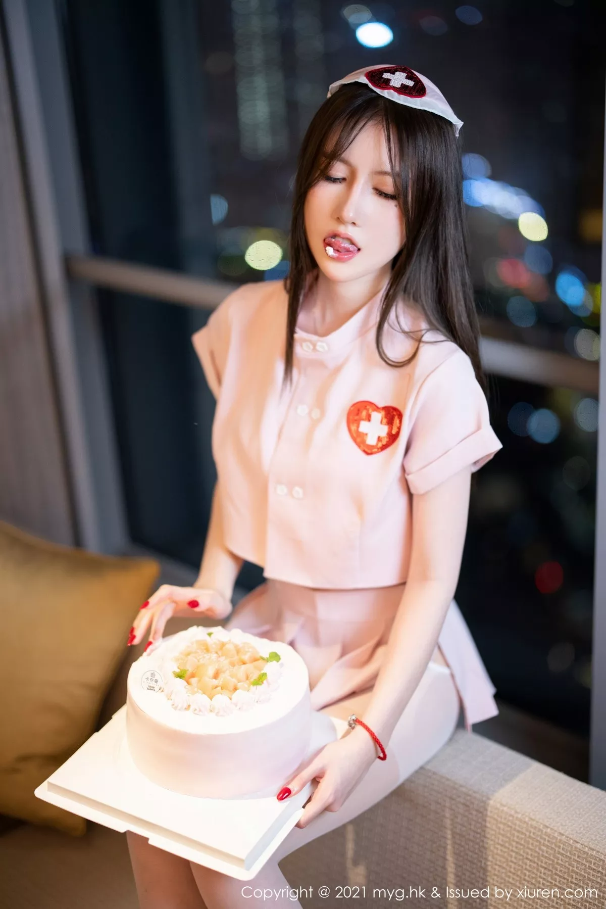 秀人集.com_[MyGirl美媛馆]Vol.615_模特美桃酱长三角旅拍粉色护士制服配开档肉丝秀翘臀诱惑写真85P