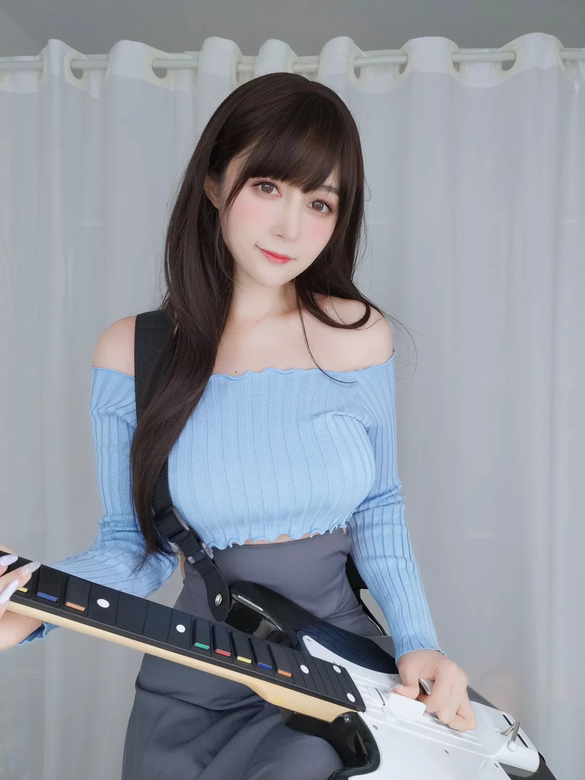 Xgyw.Org_Coser小姐姐白银81吉他妹妹主题私房真空针织衣配露臀长裙秀翘臀屁沟诱惑写真165P