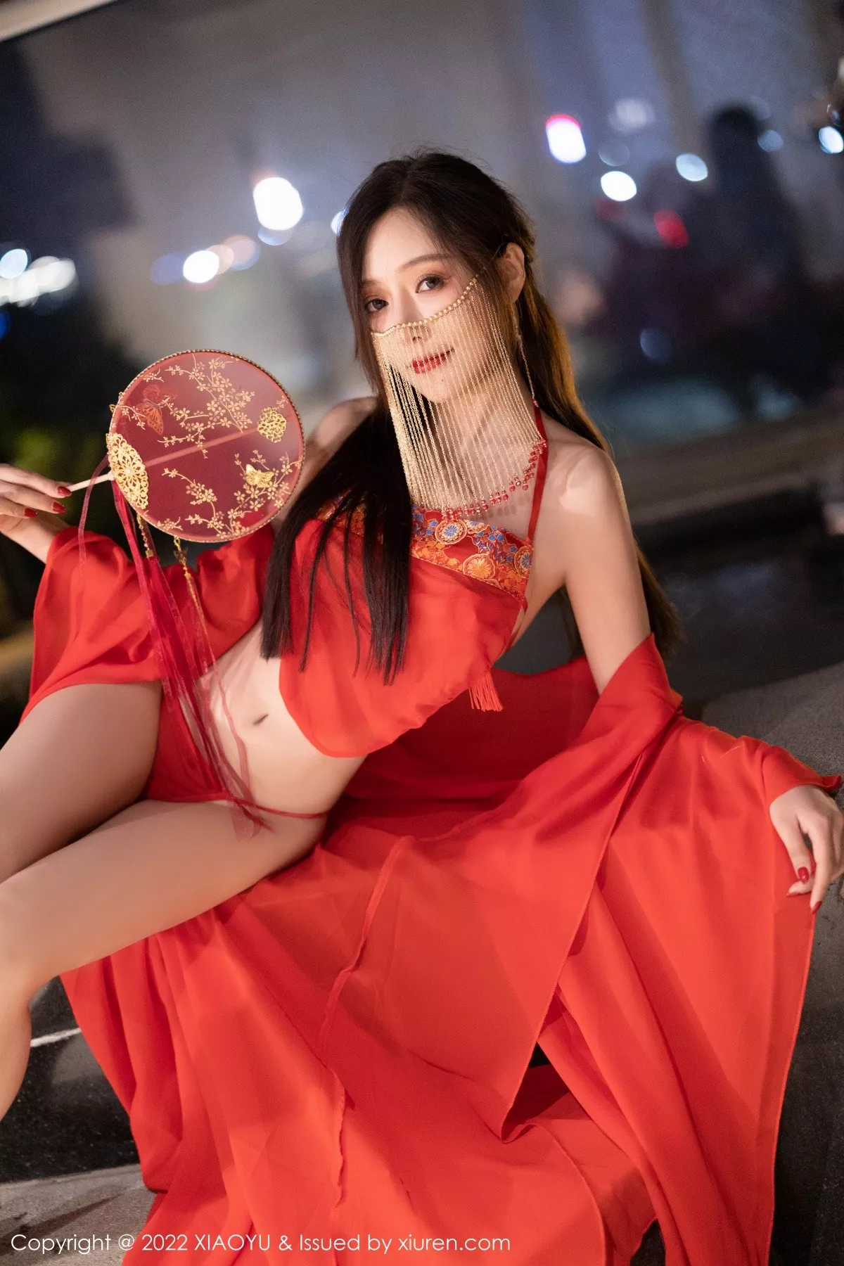 秀人集.com_[XiaoYu画语界]Vol.708_女神王馨瑶yanni户外红色古典长衫半脱露性感肚兜极致诱惑写真60P