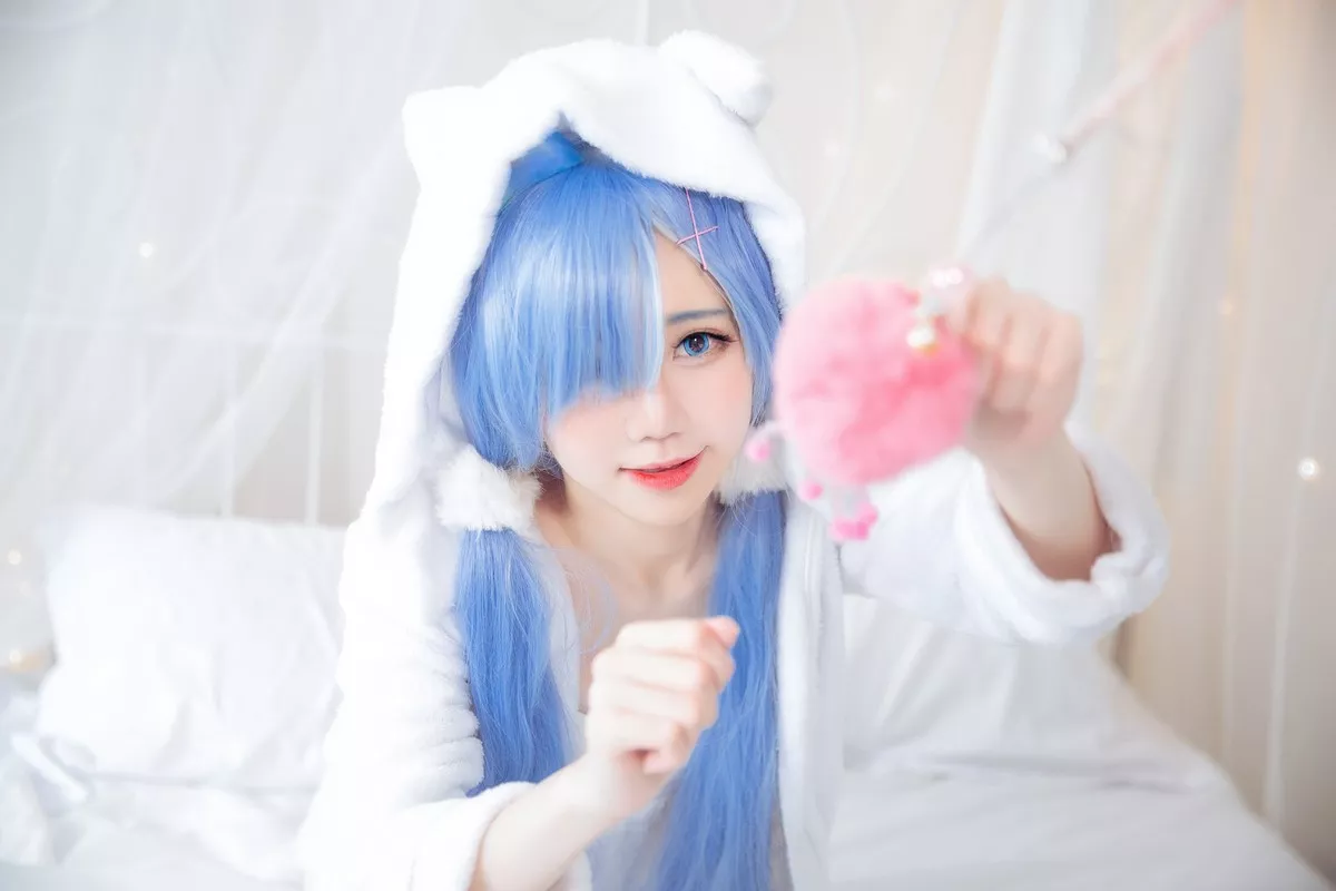 Xgyw.Org_网络美女Sally多啦雪猫女郎Cos主题私房床上性感服饰半脱秀完美身材诱惑写真49P