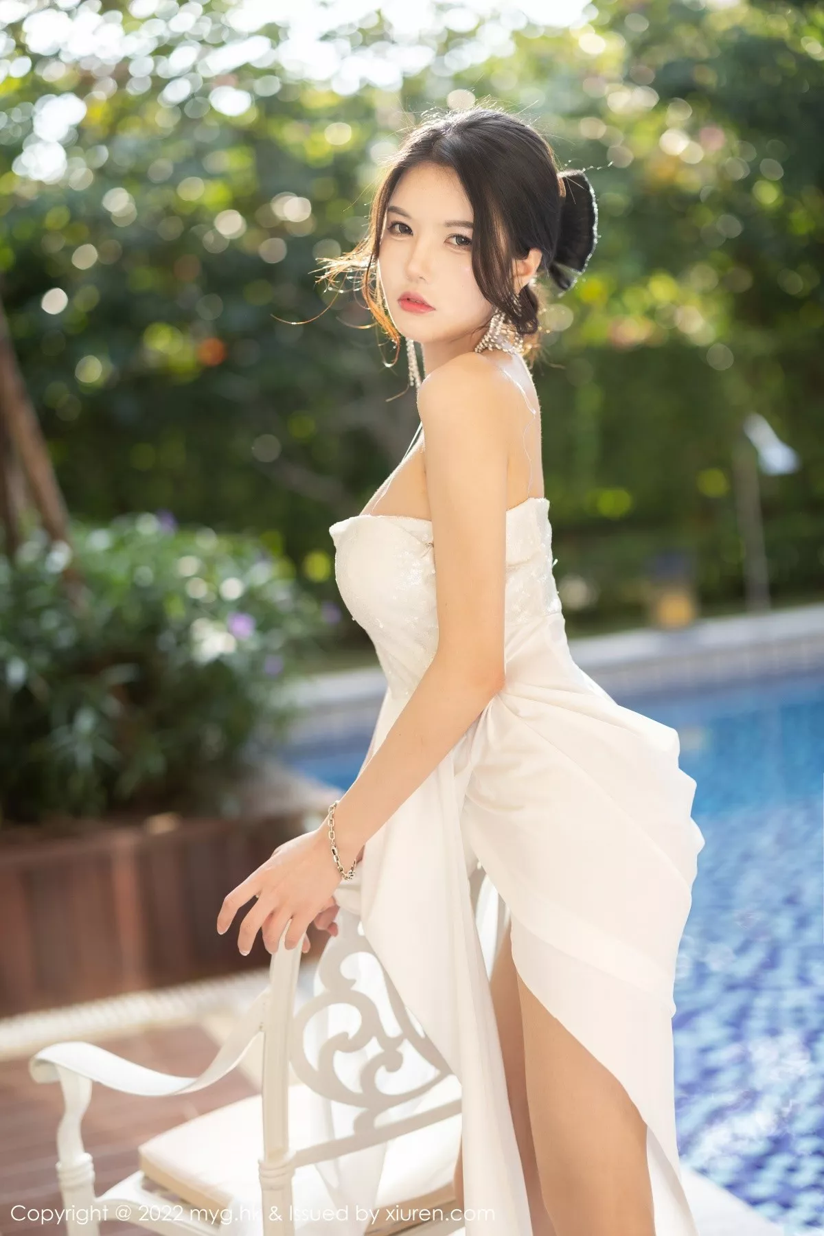 Xgyw.Org_[MyGirl美媛馆]Vol.625_模特媛媛酱belle珠三角旅拍泳池性感服饰半脱露惹火身材诱惑写真54P