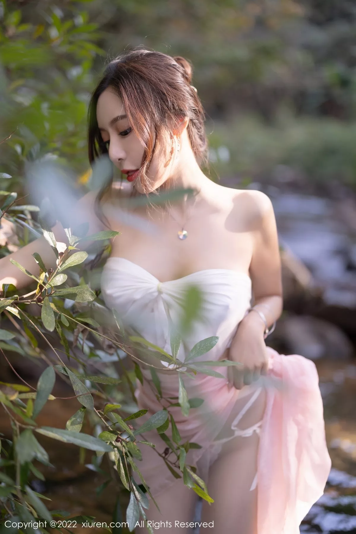 Xgyw.Org_XiuRen第4511期_女神王馨瑶yanni户外小溪边淡色轻透服饰露火辣身材诱惑写真61P
