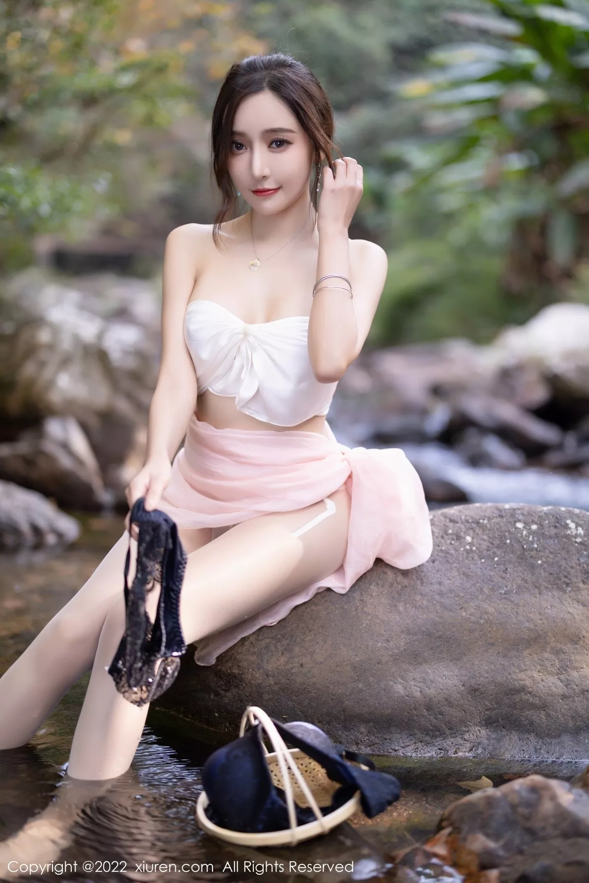 Xgyw.Org_XiuRen第4511期_女神王馨瑶yanni户外小溪边淡色轻透服饰露火辣身材诱惑写真61P