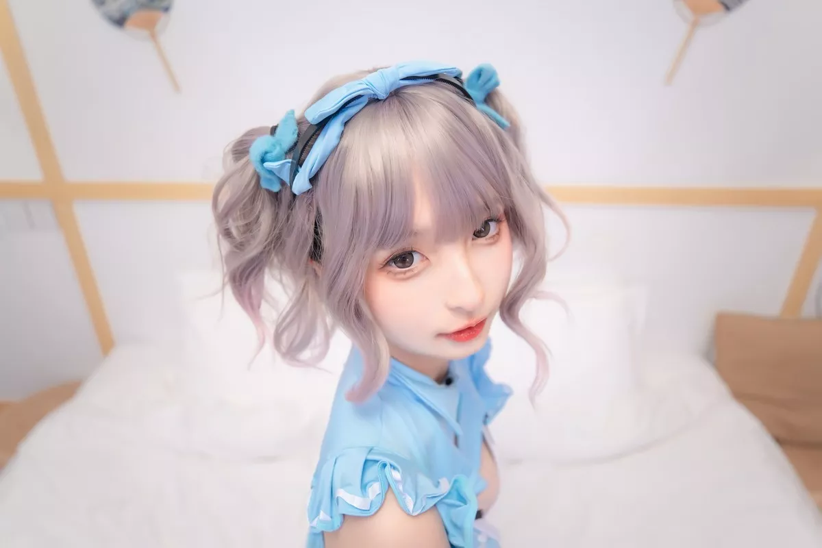 Xgyw.Org_萝莉美女神楽坂真冬蓝调女仆主题私房性感女仆装配白丝袜秀完美身材诱惑写真75P