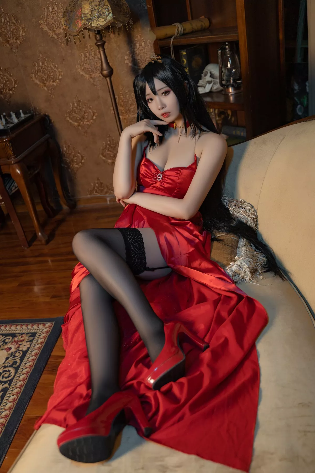 Xgyw.Org_网络美女墨玉-M大凤主题私房性感红色深V吊带裙配黑色蕾丝吊袜极致魅惑写真38P