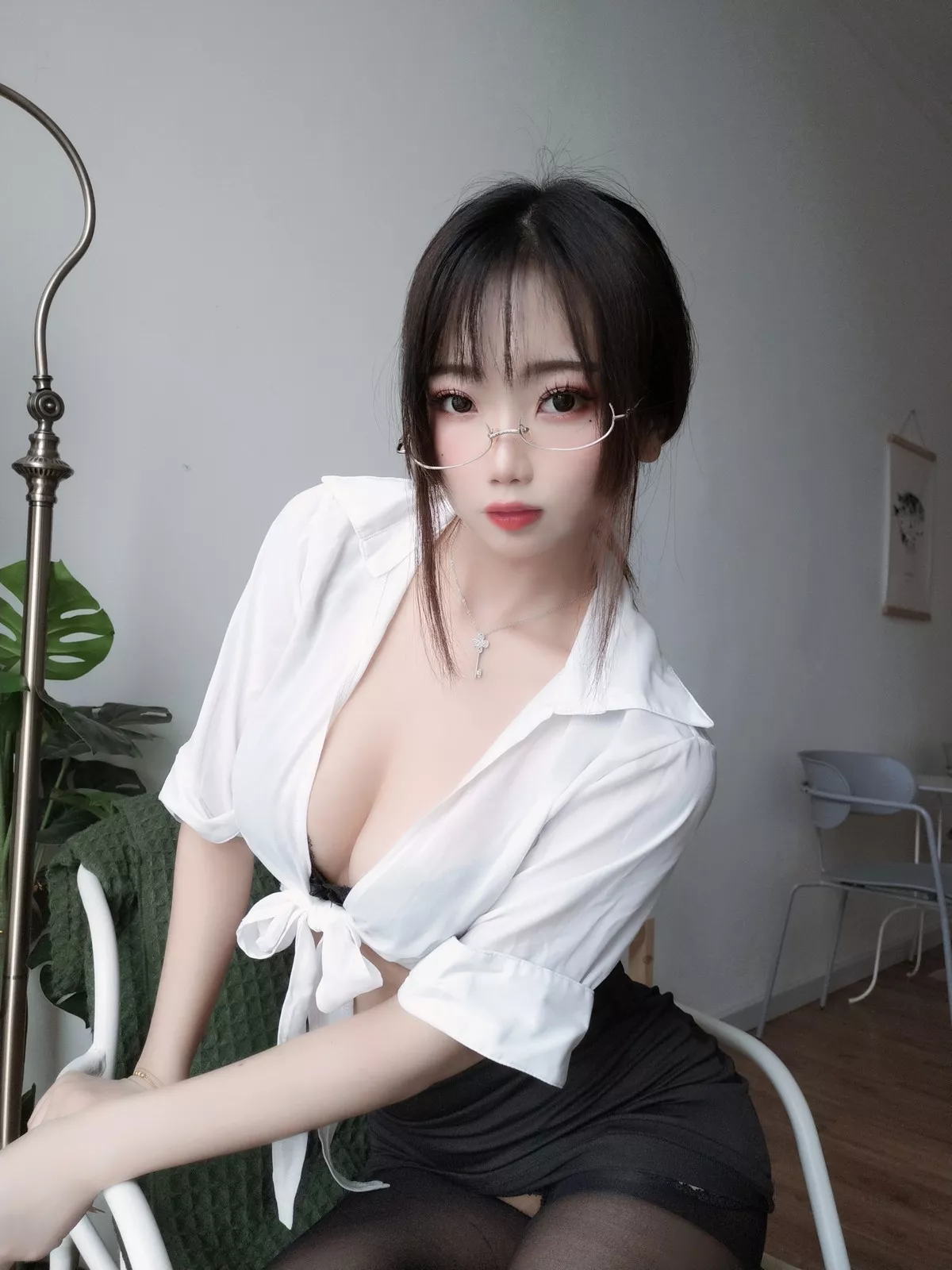 Xgyw.Org_白嫩美少女鬼畜瑶在不在女教师主题性感白色短T配黑短裙露开档黑丝诱惑写真35P