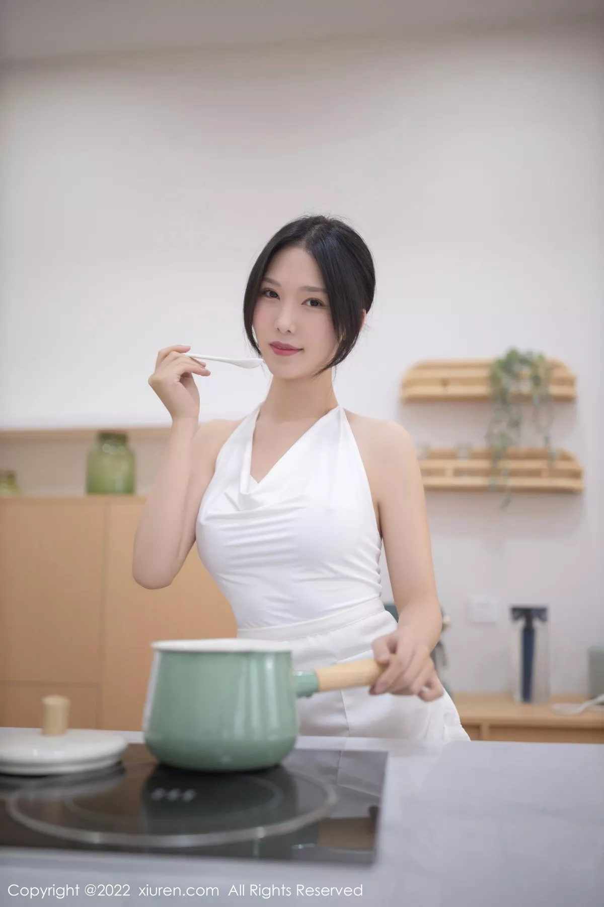 Xgyw.Org_XiuRen第4861期_模特利世厨娘主题拍摄性感白色服饰配无内肉丝极致诱惑写真73P