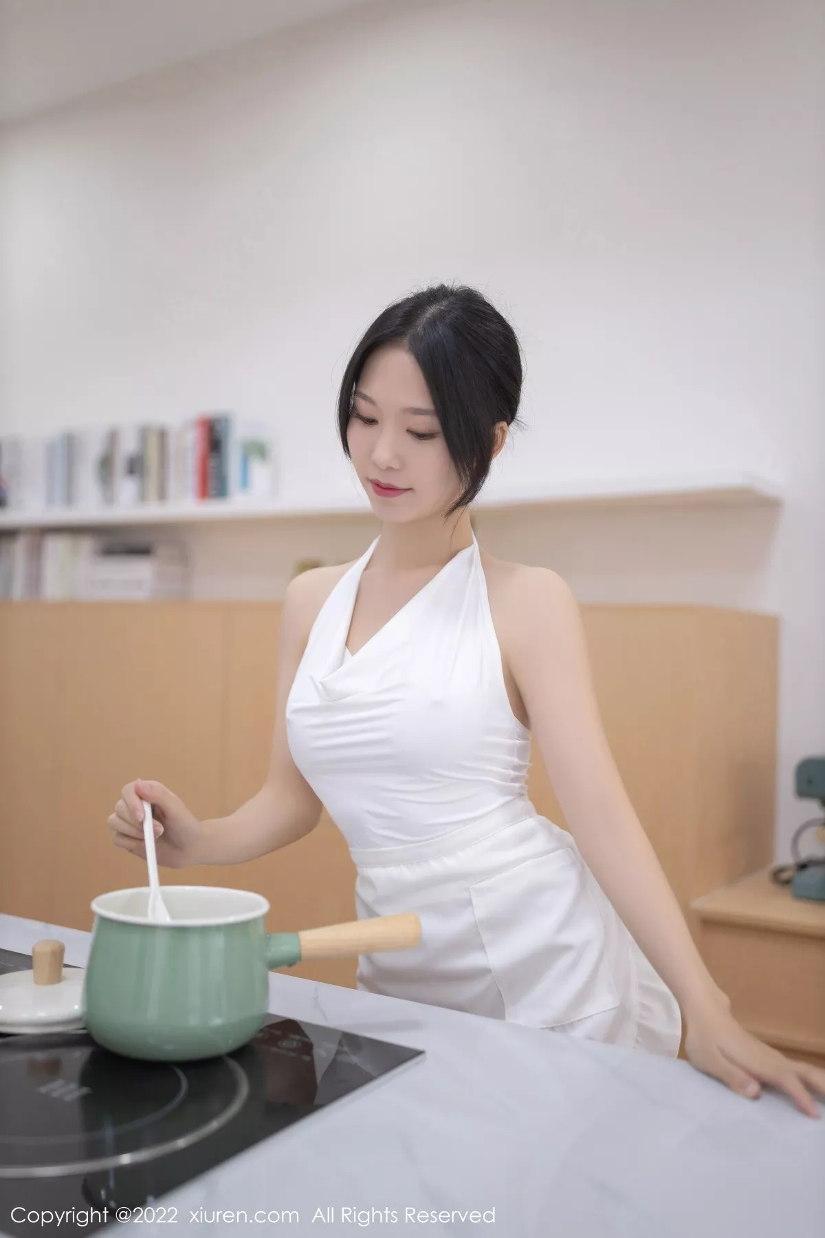 Xgyw.Org_XiuRen第4861期_模特利世厨娘主题拍摄性感白色服饰配无内肉丝极致诱惑写真73P