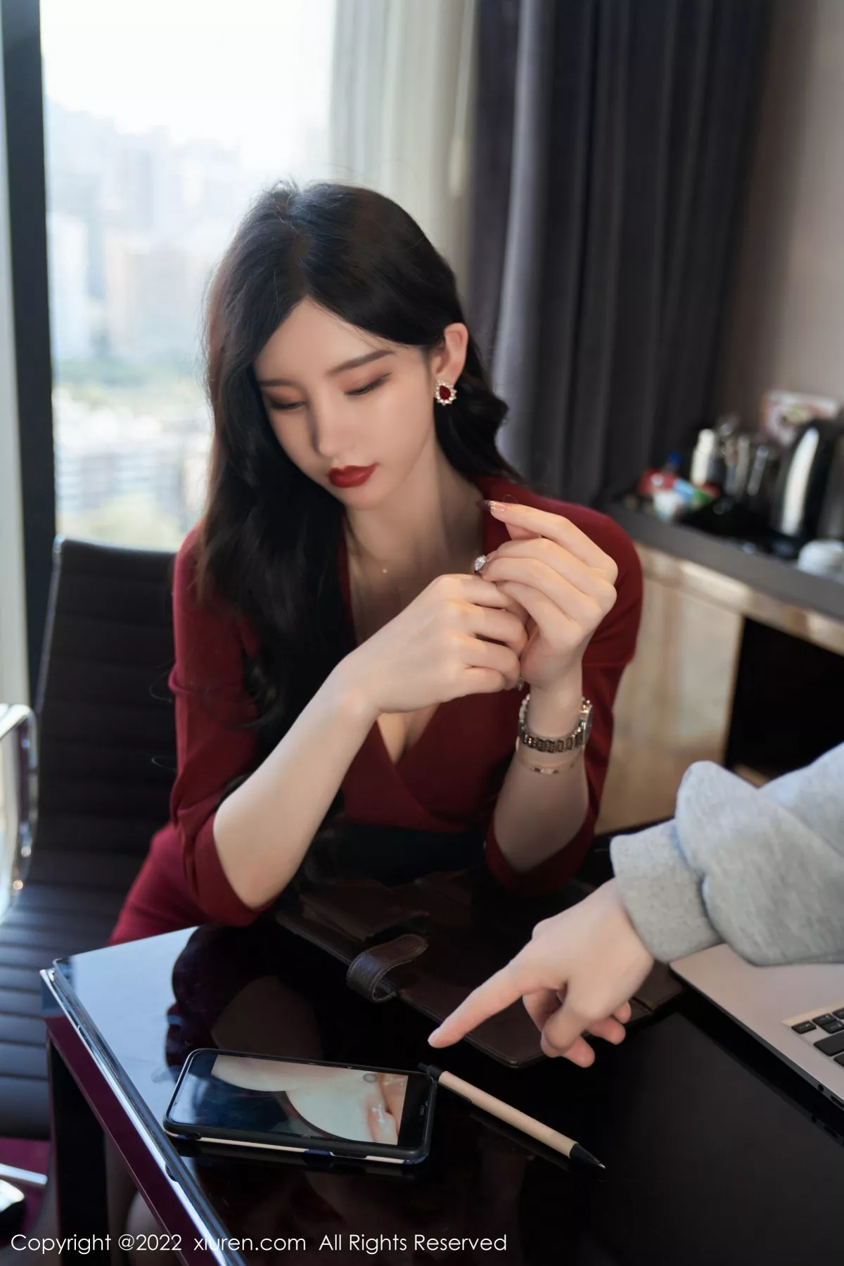 Xgyw.Org_XiuRen第4877期_女神周于希Sally脱红色外衣露性感黑色内衣超薄黑丝迷人诱惑写真76P