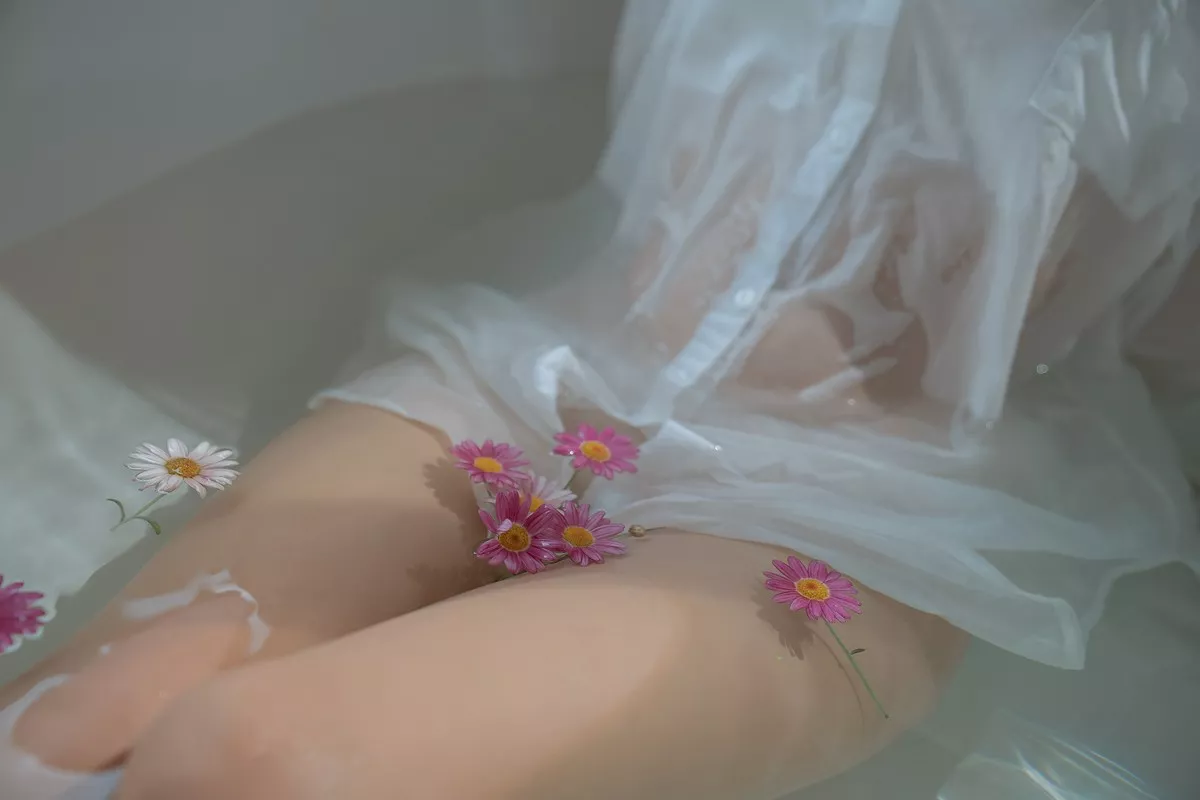 Xgyw.Org_阳光美少女萌芽儿o0浴缸主题私房浴室性感白色薄透服饰配蕾丝内衣湿身诱惑写真72P