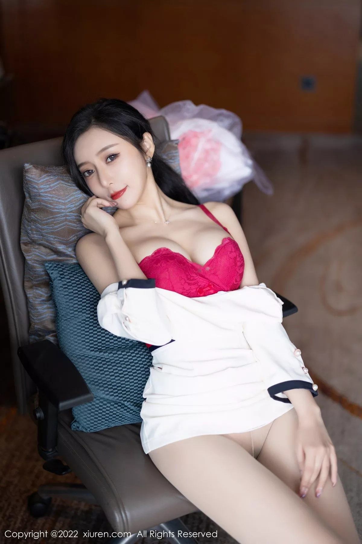 Xgyw.Org_XiuRen第4963期_女神王馨瑶yanni白色连衣短裙露红色内衣配原色丝袜诱惑写真71P