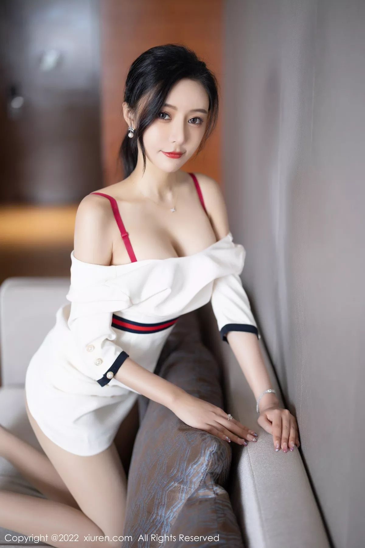 Xgyw.Org_XiuRen第4963期_女神王馨瑶yanni白色连衣短裙露红色内衣配原色丝袜诱惑写真71P