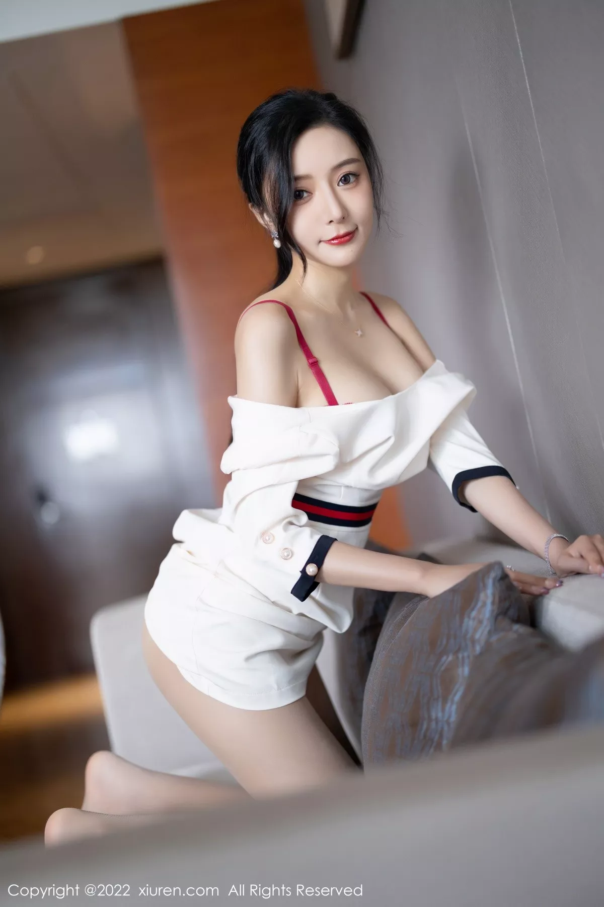 Xgyw.Org_XiuRen第4963期_女神王馨瑶yanni白色连衣短裙露红色内衣配原色丝袜诱惑写真71P