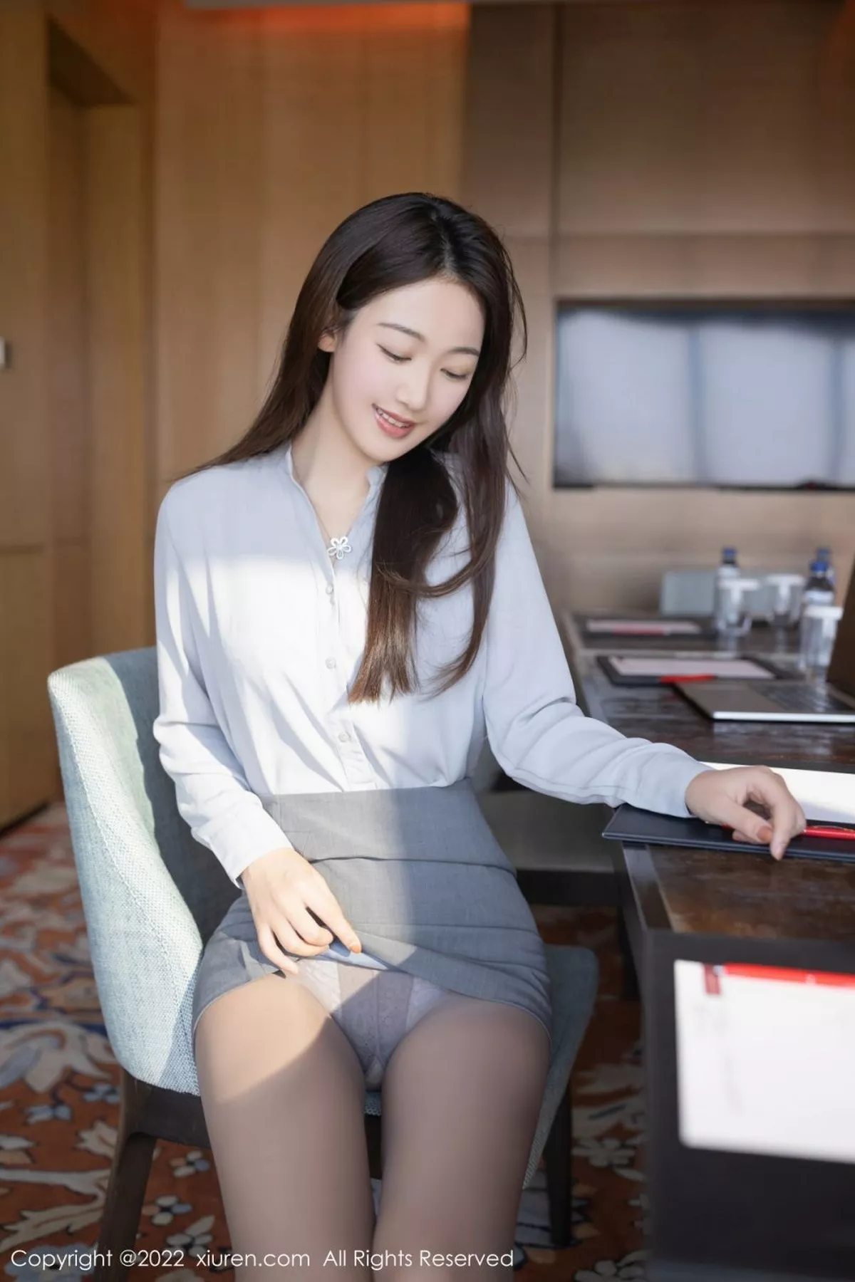 Xgyw.Org_XiuRen第5016期_模特唐安琪珠三角旅拍蓝灰长T配灰短裙半脱露蕾丝内衣诱惑写真77P