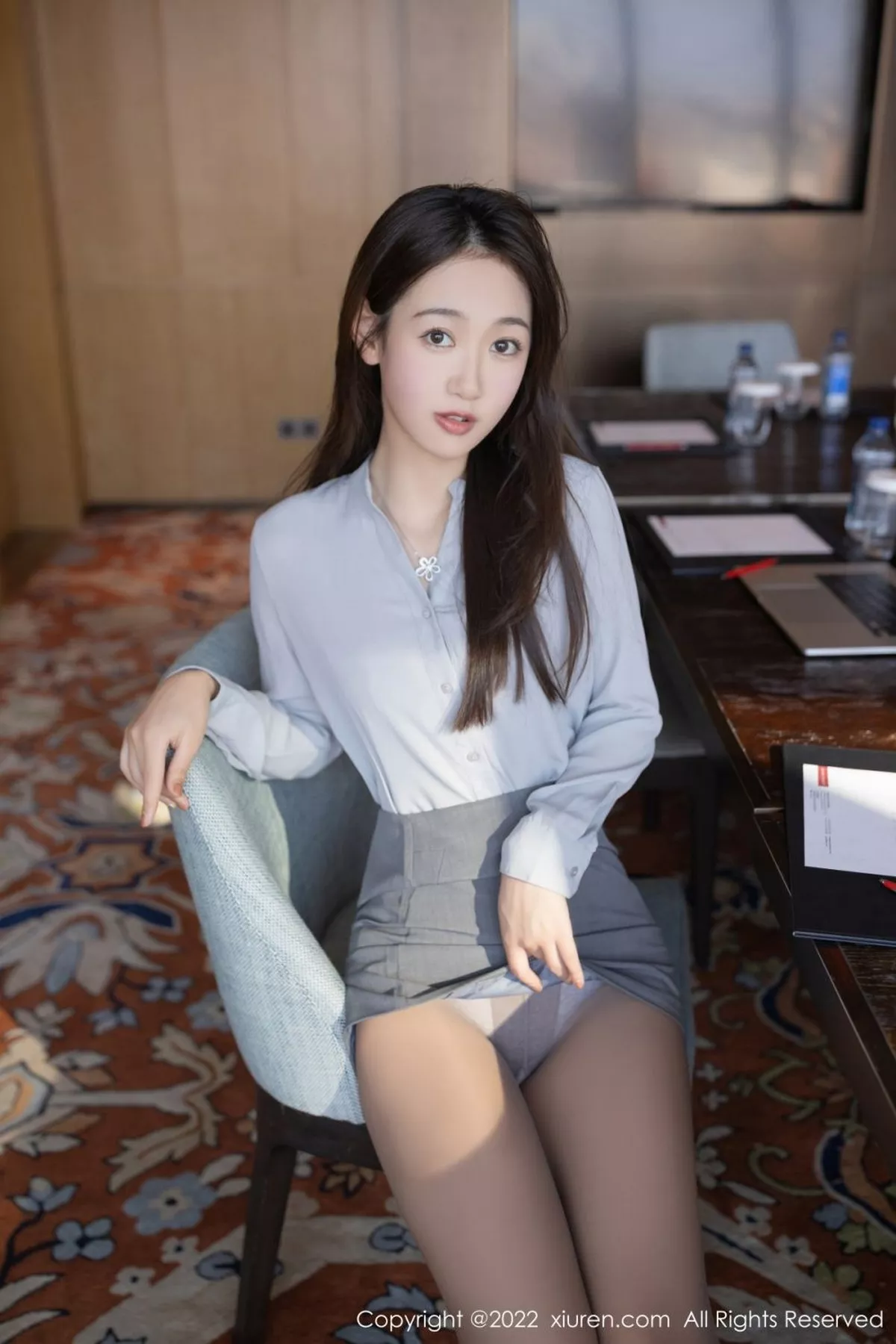 Xgyw.Org_XiuRen第5016期_模特唐安琪珠三角旅拍蓝灰长T配灰短裙半脱露蕾丝内衣诱惑写真77P