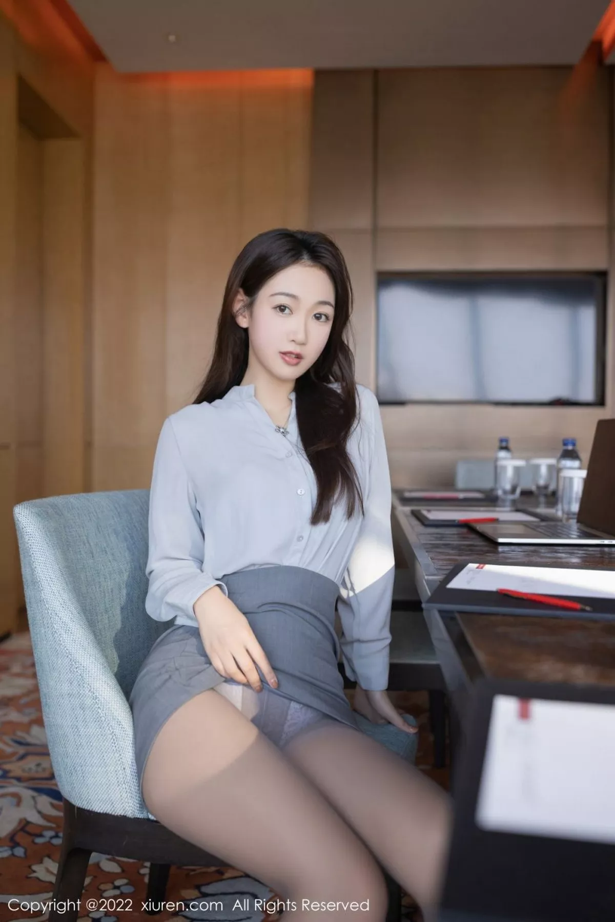 Xgyw.Org_XiuRen第5016期_模特唐安琪珠三角旅拍蓝灰长T配灰短裙半脱露蕾丝内衣诱惑写真77P