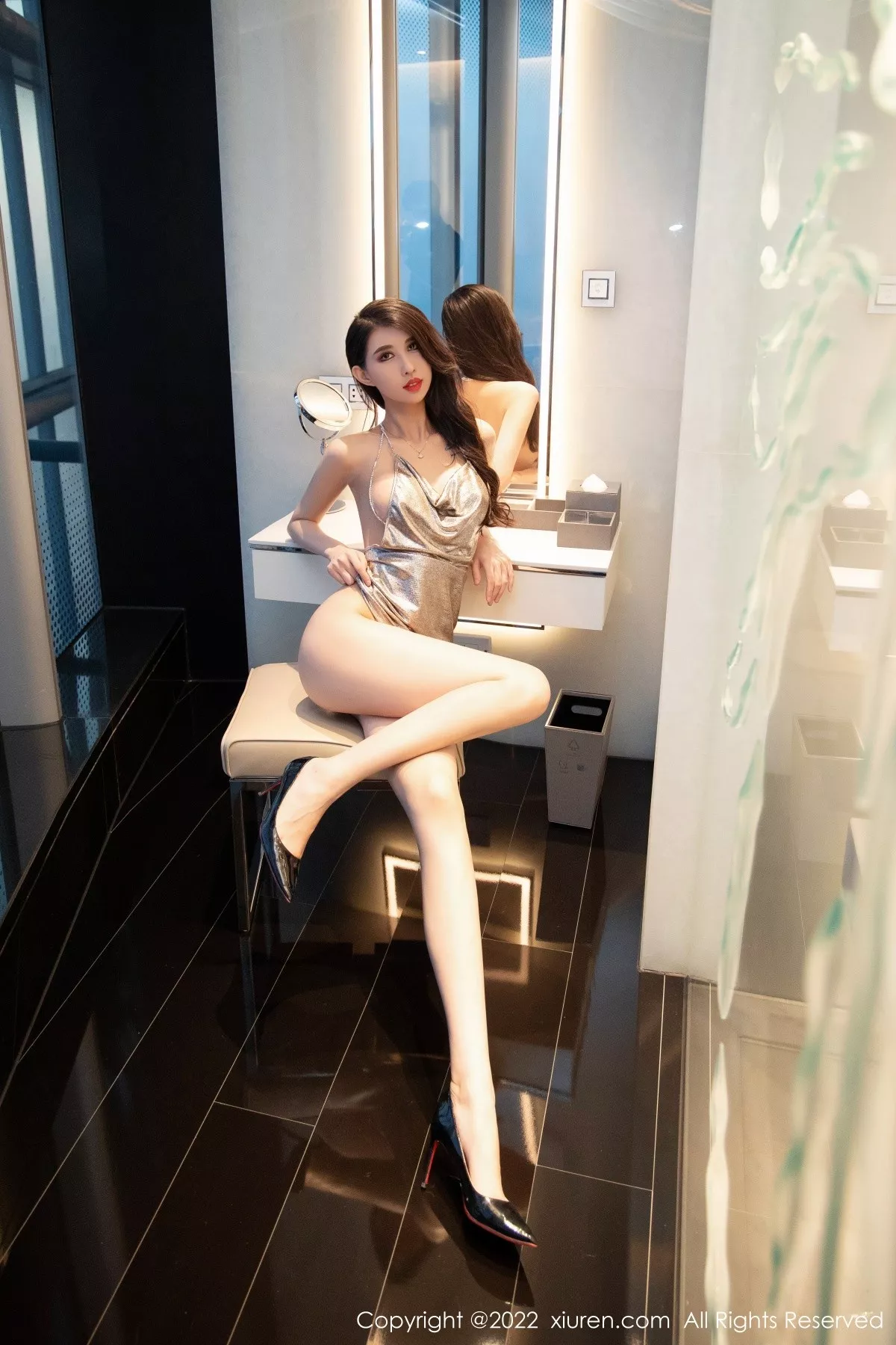 Xgyw.Org_XiuRen第5030期_模特葛征西双版纳旅拍私房性感银色服饰半撩露美背翘臀诱惑写真51P