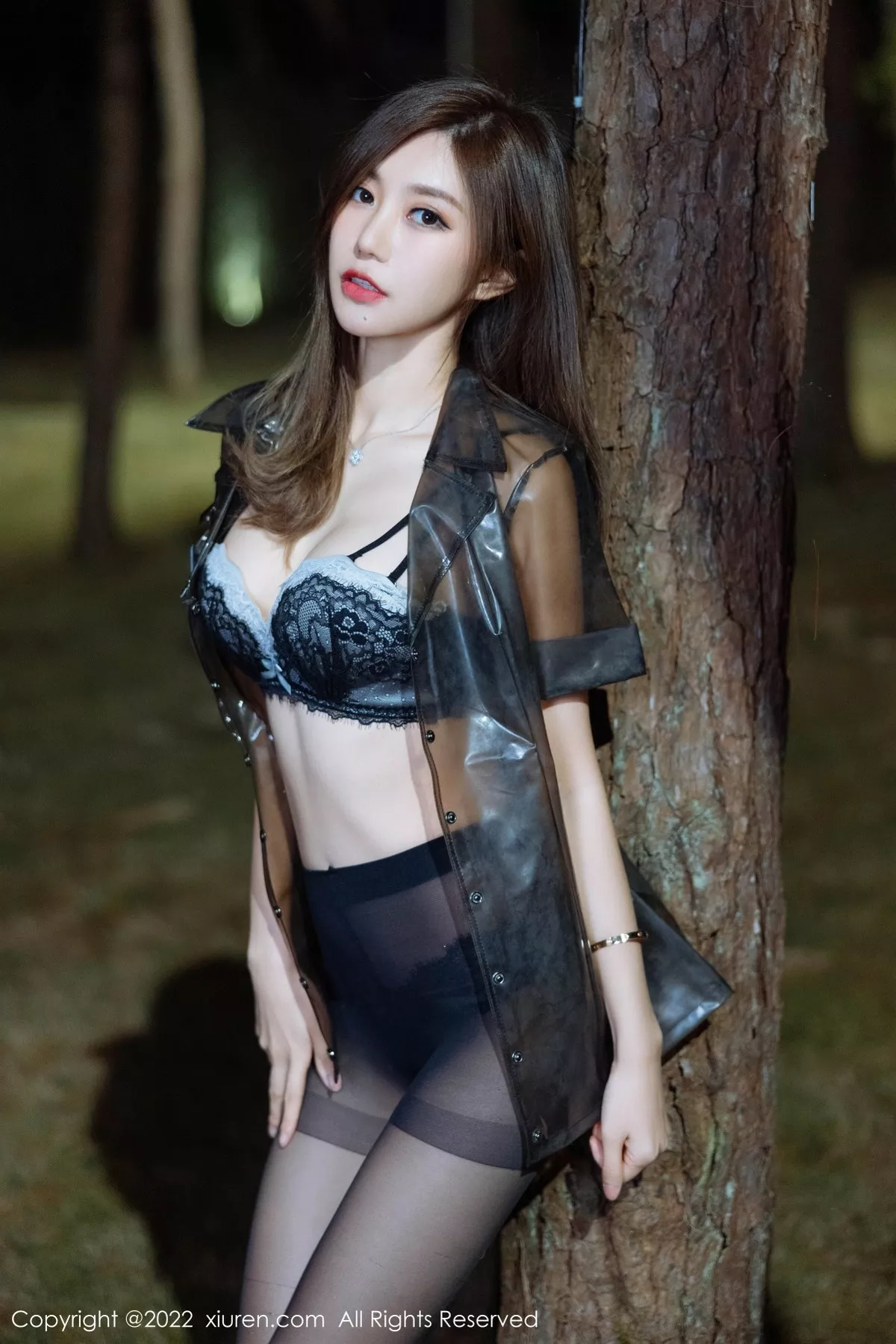Xgyw.Org_XiuRen第4910期_女神绮里嘉ula珠三角旅拍户外树林轻透塑衣露蕾丝内衣迷人写真58P