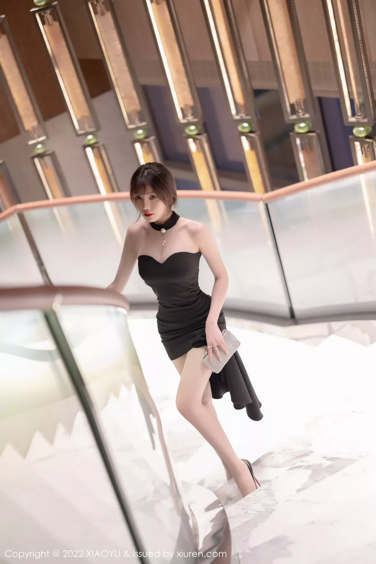 Xgyw.Org_[XiaoYu画语界]Vol.765_女神芝芝Booty性感黑色露肩服饰配超薄肉丝秀翘臀美腿诱惑写真82P