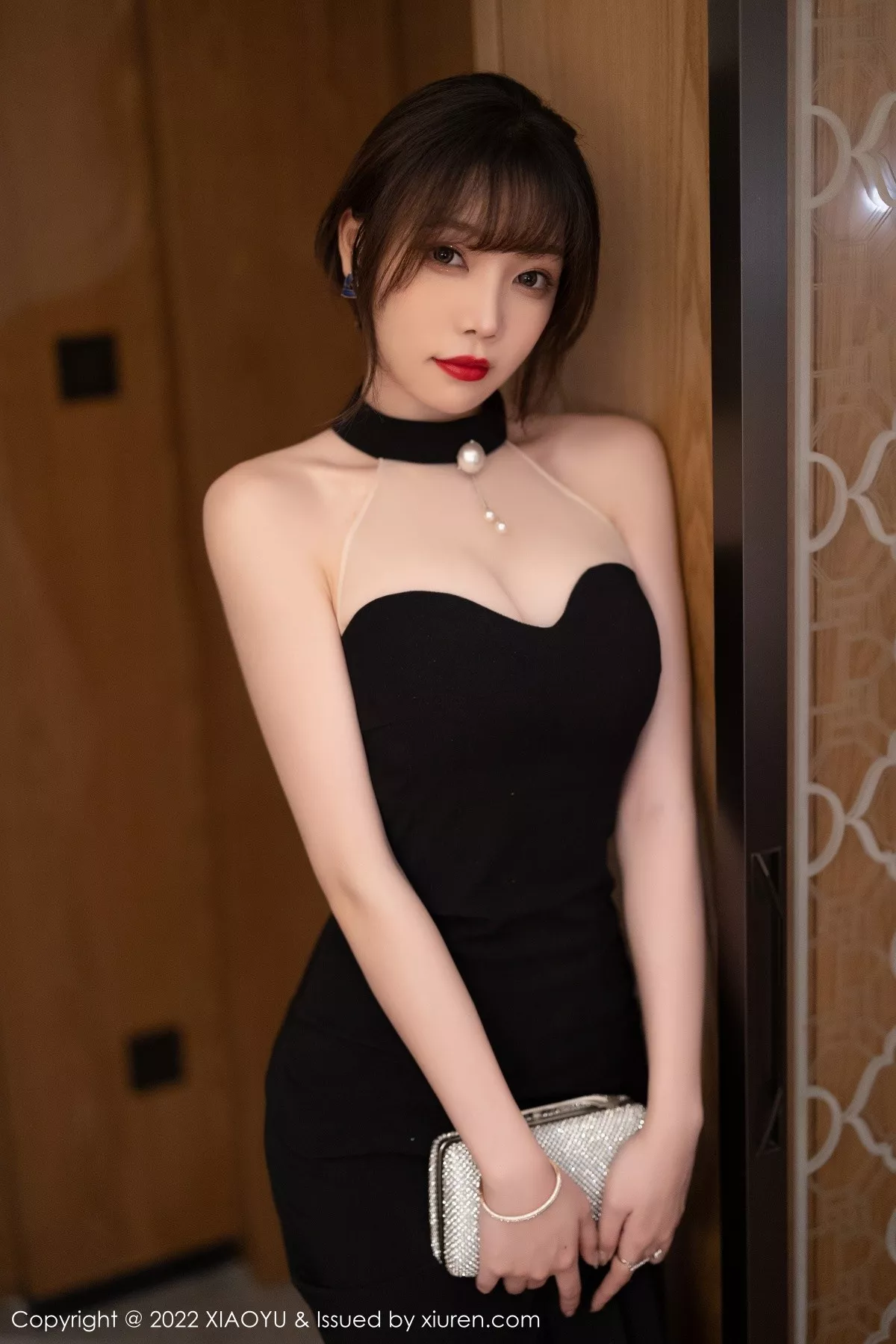Xgyw.Org_[XiaoYu画语界]Vol.765_女神芝芝Booty性感黑色露肩服饰配超薄肉丝秀翘臀美腿诱惑写真82P