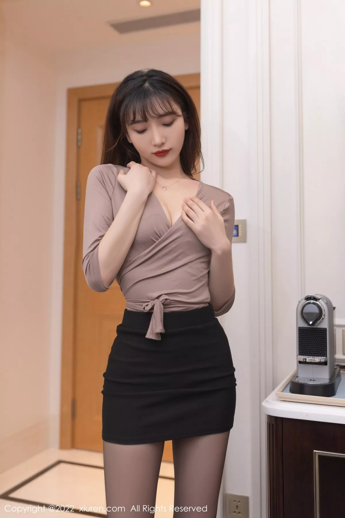 Xgyw.Org_XiuRen第4935期_模特陆萱萱珠三角旅拍咖啡色上衣配黑短裙露蕾丝内衣诱惑写真81P