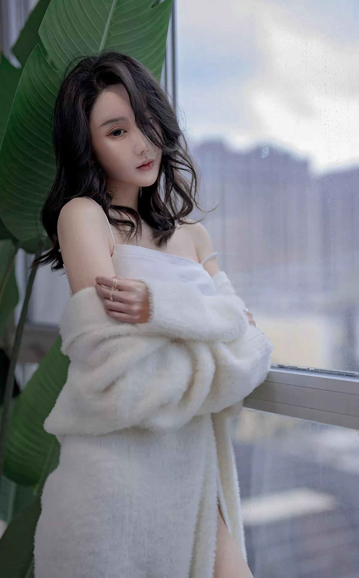 Xgyw.Org_[Ugirls爱尤物]No.2321_模特欣凌私房半脱白色棉绒睡衣露抹胸内衣秀丰满身材诱惑写真35P